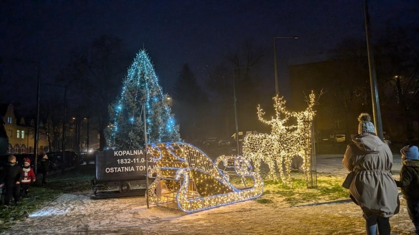 Zdjęcie w galerii na portalu naszwodzislaw.com: Mikołajki w Pszowie. Wspólne świętowanie w nowej bibliotece [FOTO] wiadomości z regionu