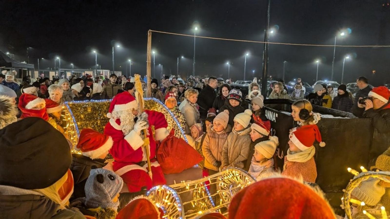 Zdjęcie w galerii na portalu naszwodzislaw.com: Mikołajki w Pszowie. Wspólne świętowanie w nowej bibliotece [FOTO] wiadomości z regionu
