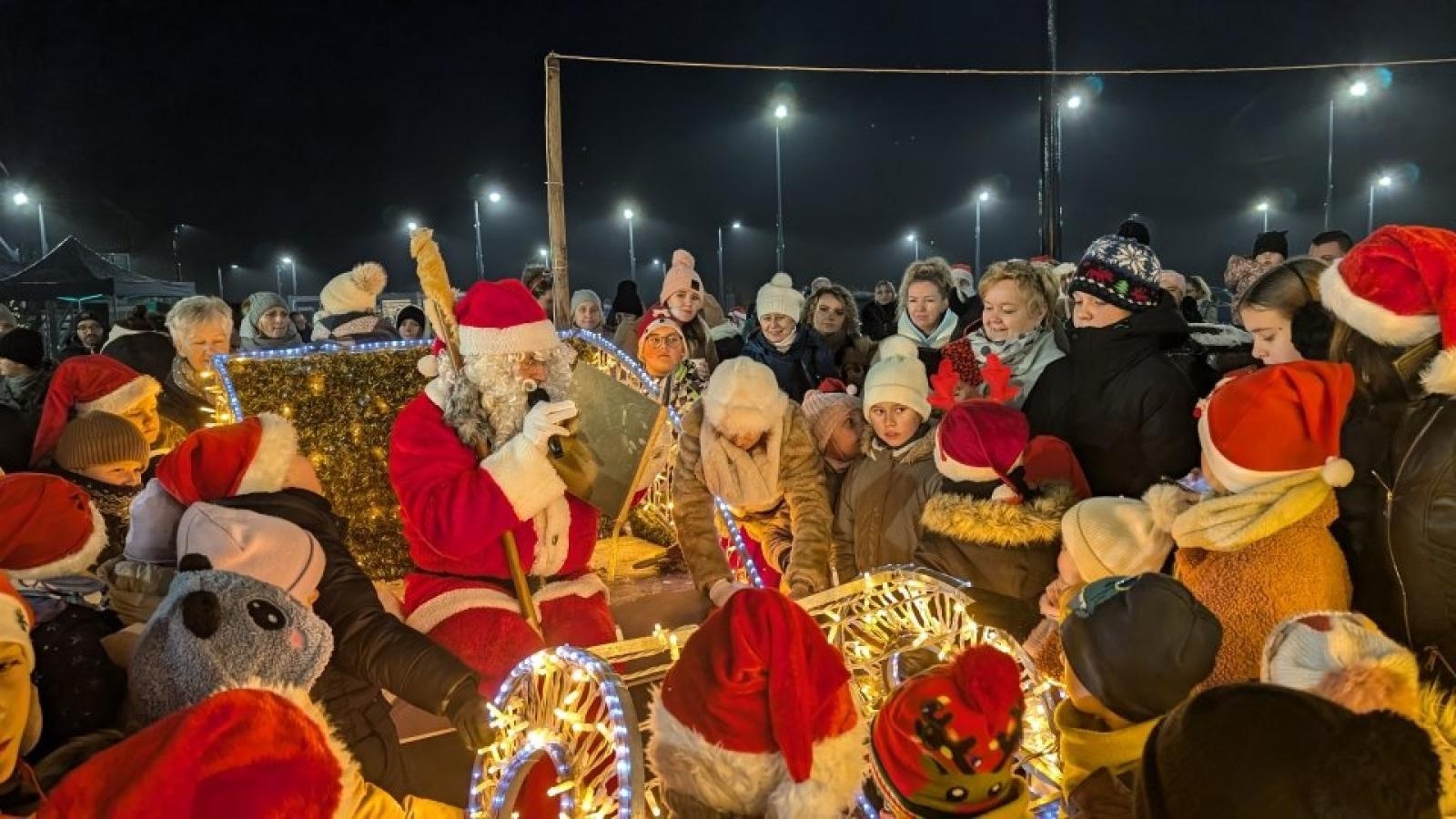 Zdjęcie w galerii na portalu naszwodzislaw.com: Mikołajki w Pszowie. Wspólne świętowanie w nowej bibliotece [FOTO] wiadomości z regionu