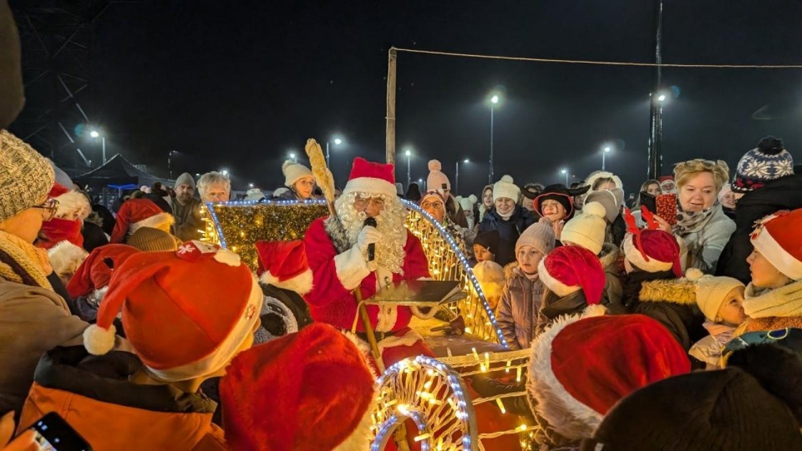 Zdjęcie w galerii na portalu naszwodzislaw.com: Mikołajki w Pszowie. Wspólne świętowanie w nowej bibliotece [FOTO] wiadomości z regionu