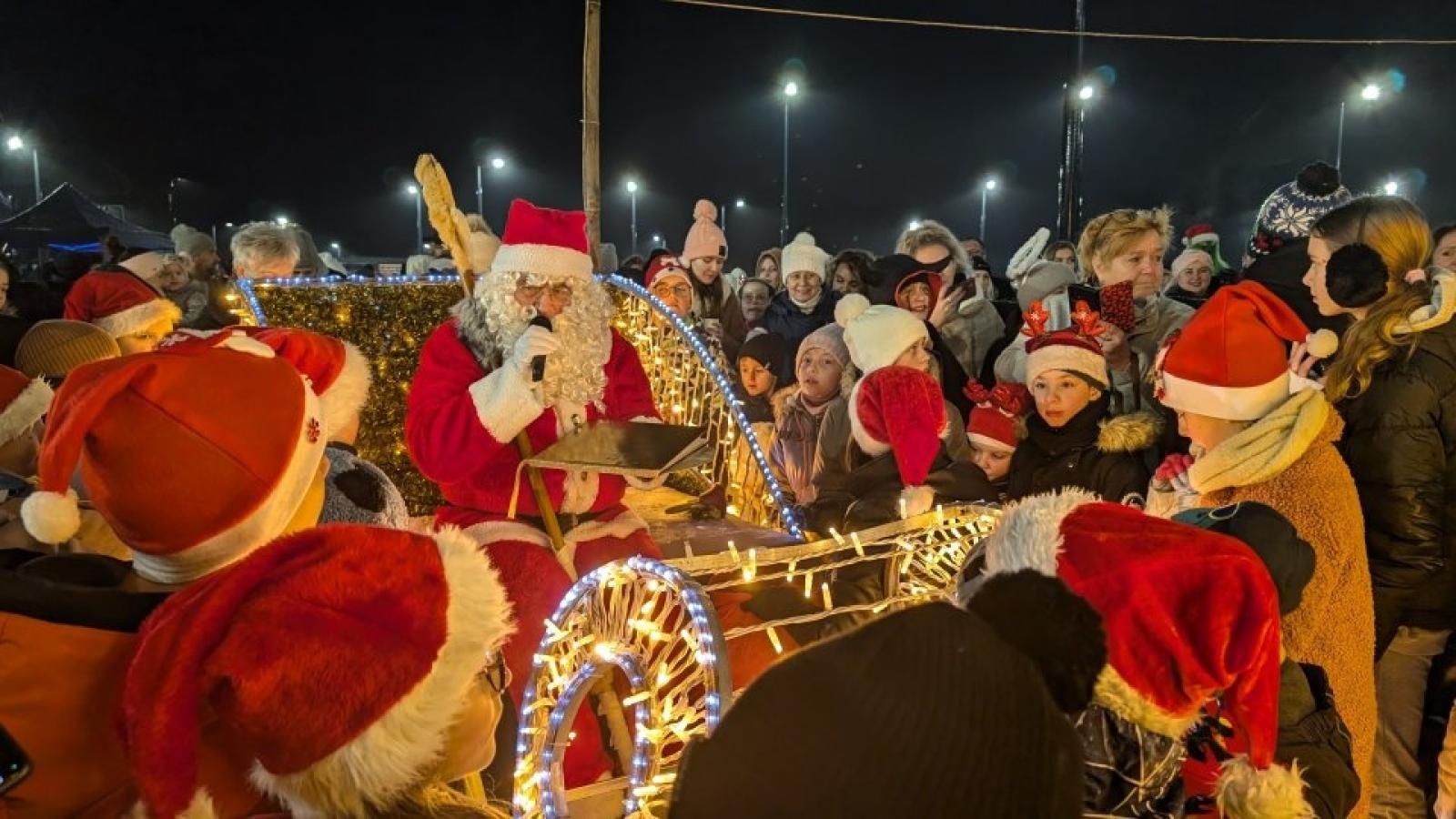 Zdjęcie w galerii na portalu naszwodzislaw.com: Mikołajki w Pszowie. Wspólne świętowanie w nowej bibliotece [FOTO] wiadomości z regionu
