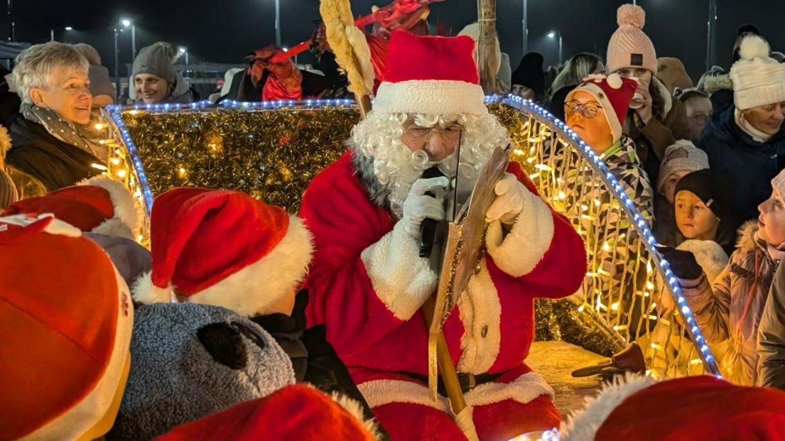 Zdjęcie w galerii na portalu naszwodzislaw.com: Mikołajki w Pszowie. Wspólne świętowanie w nowej bibliotece [FOTO] wiadomości z regionu