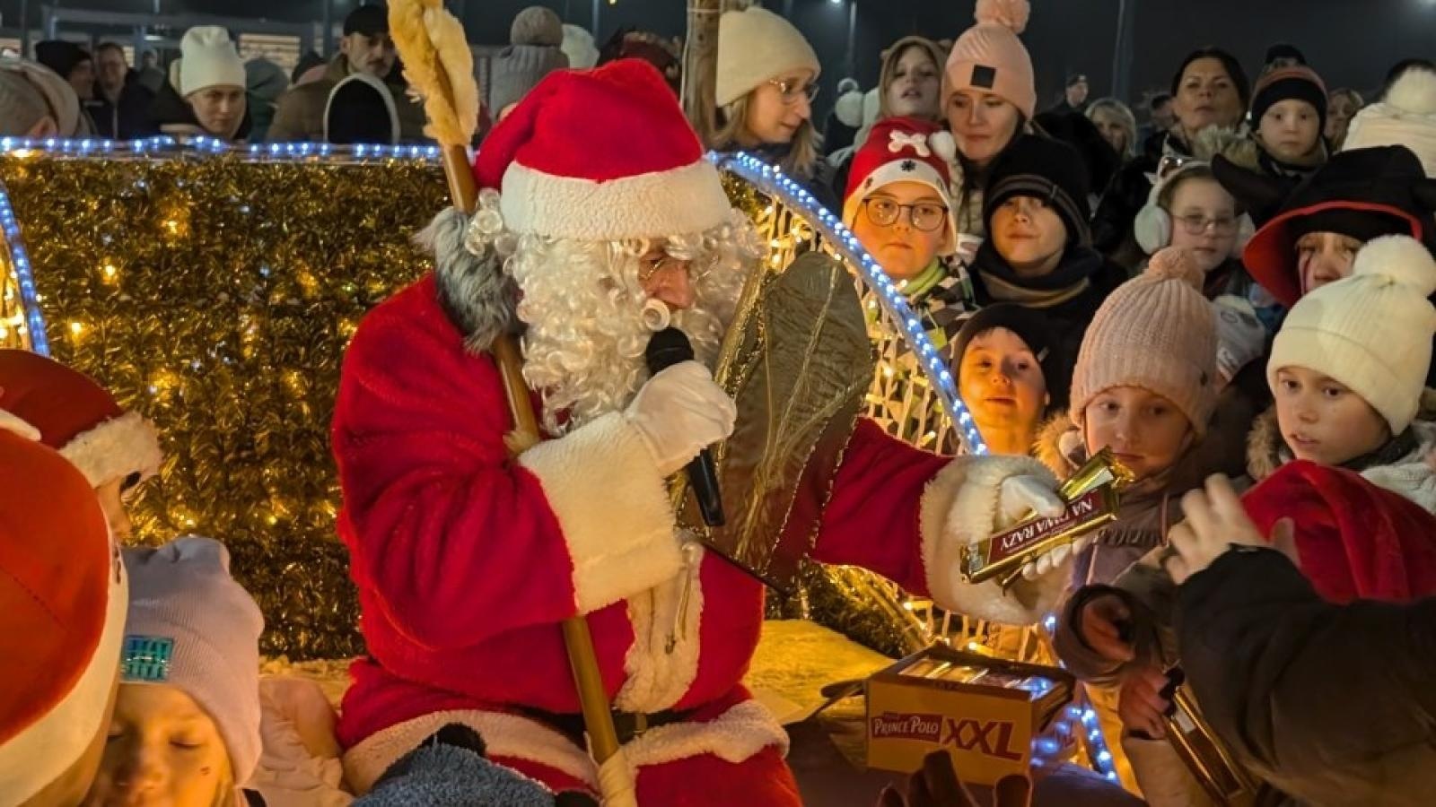 Zdjęcie w galerii na portalu naszwodzislaw.com: Mikołajki w Pszowie. Wspólne świętowanie w nowej bibliotece [FOTO] wiadomości z regionu