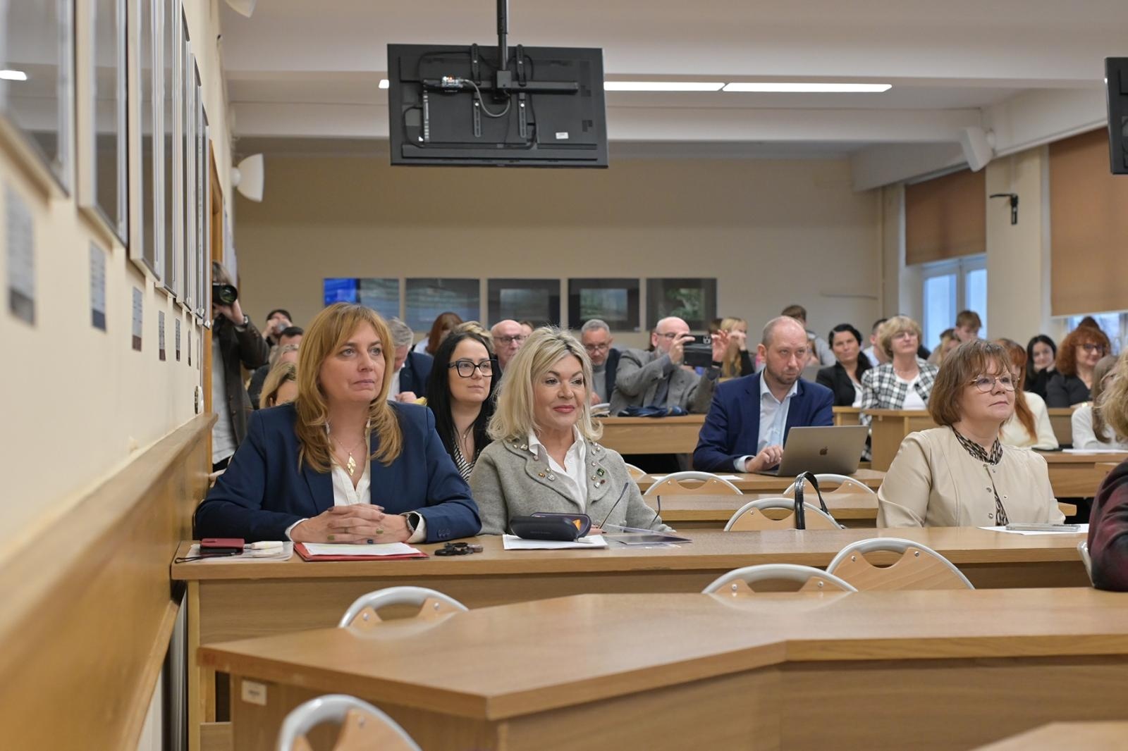 Zdjęcie w galerii na portalu naszwodzislaw.com: XVIII Raciborskie Seminarium Pedagogiczne: Refleksja nad wyzwaniami edukacji [FOTO i WIDEO] wiadomości z regionu