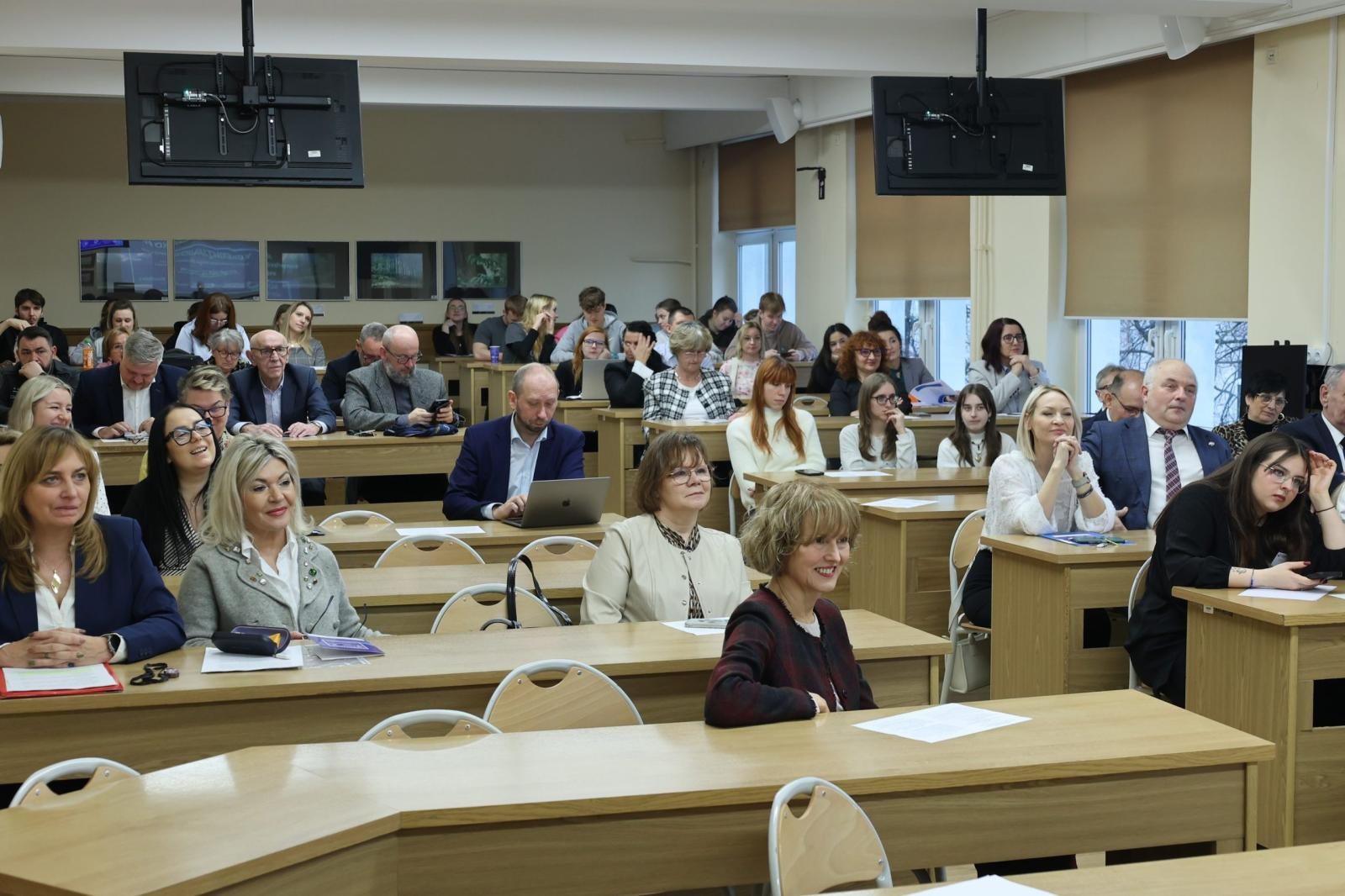 Zdjęcie w galerii na portalu naszwodzislaw.com: XVIII Raciborskie Seminarium Pedagogiczne: Refleksja nad wyzwaniami edukacji [FOTO i WIDEO] wiadomości z regionu