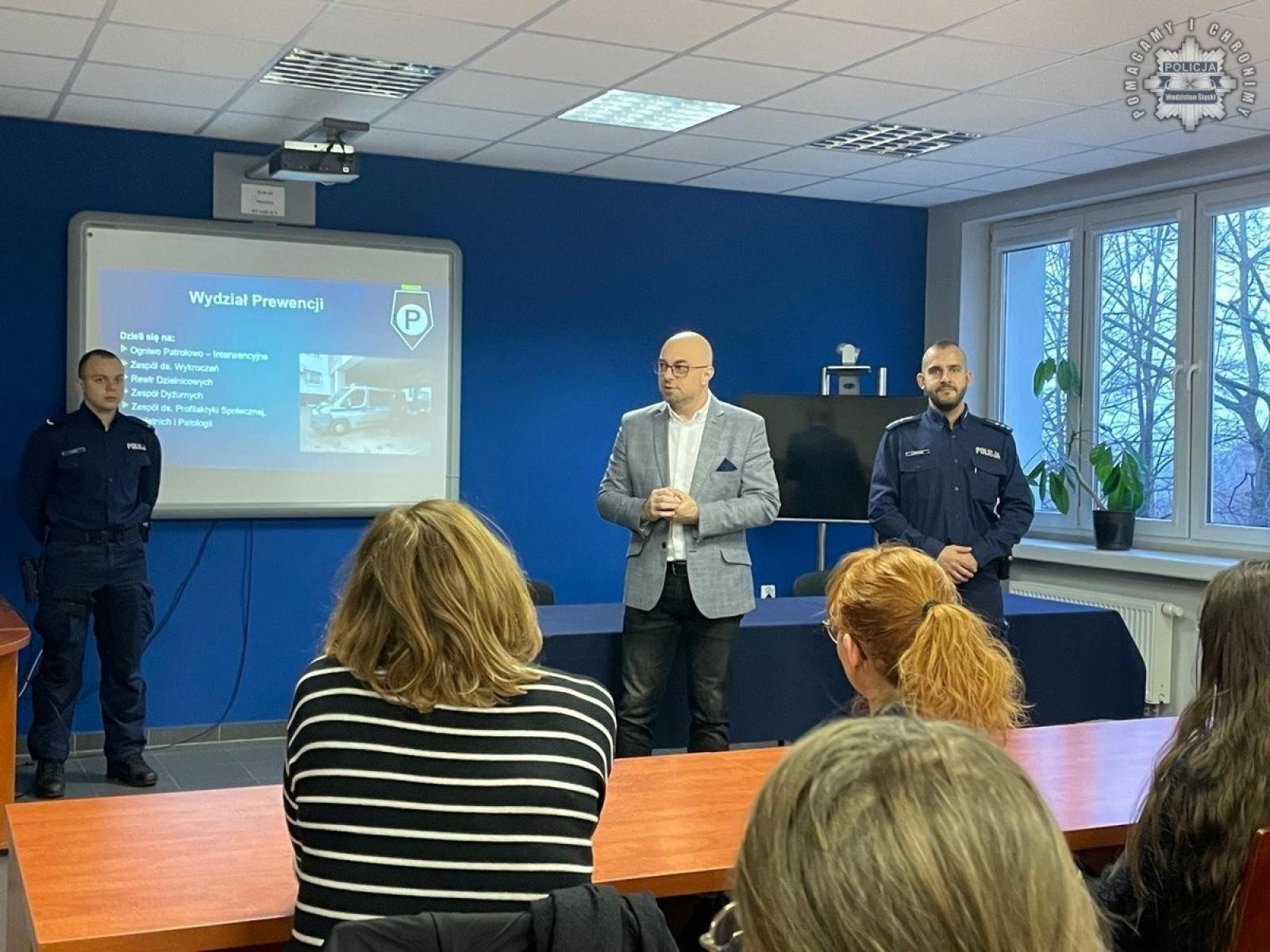 Zdjęcie w galerii na portalu naszwodzislaw.com: Studenci z Rybnika odwiedzili wodzisławską komendę policji wiadomości z regionu