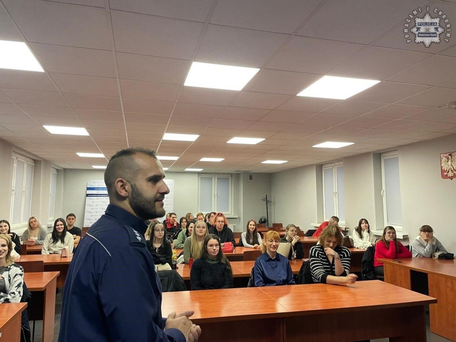 Zdjęcie w galerii na portalu naszwodzislaw.com: Studenci z Rybnika odwiedzili wodzisławską komendę policji wiadomości z regionu