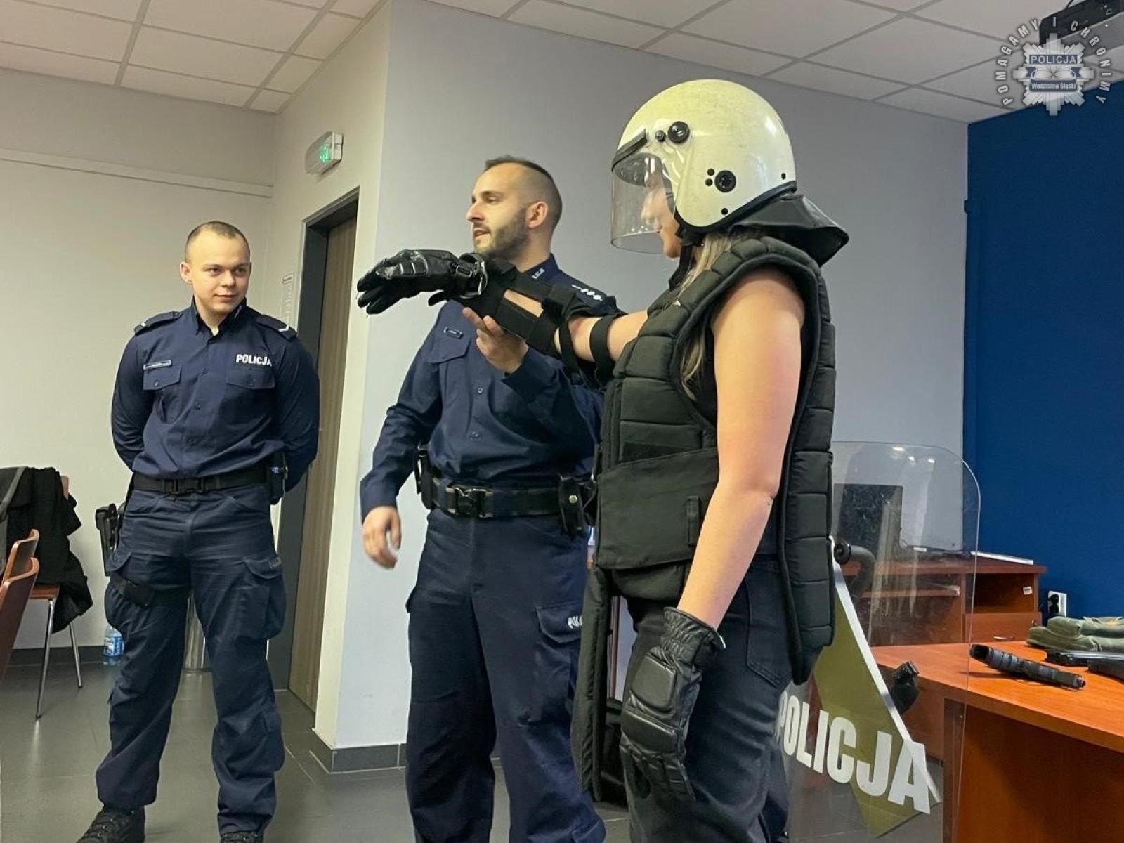 Zdjęcie w galerii na portalu naszwodzislaw.com: Studenci z Rybnika odwiedzili wodzisławską komendę policji wiadomości z regionu