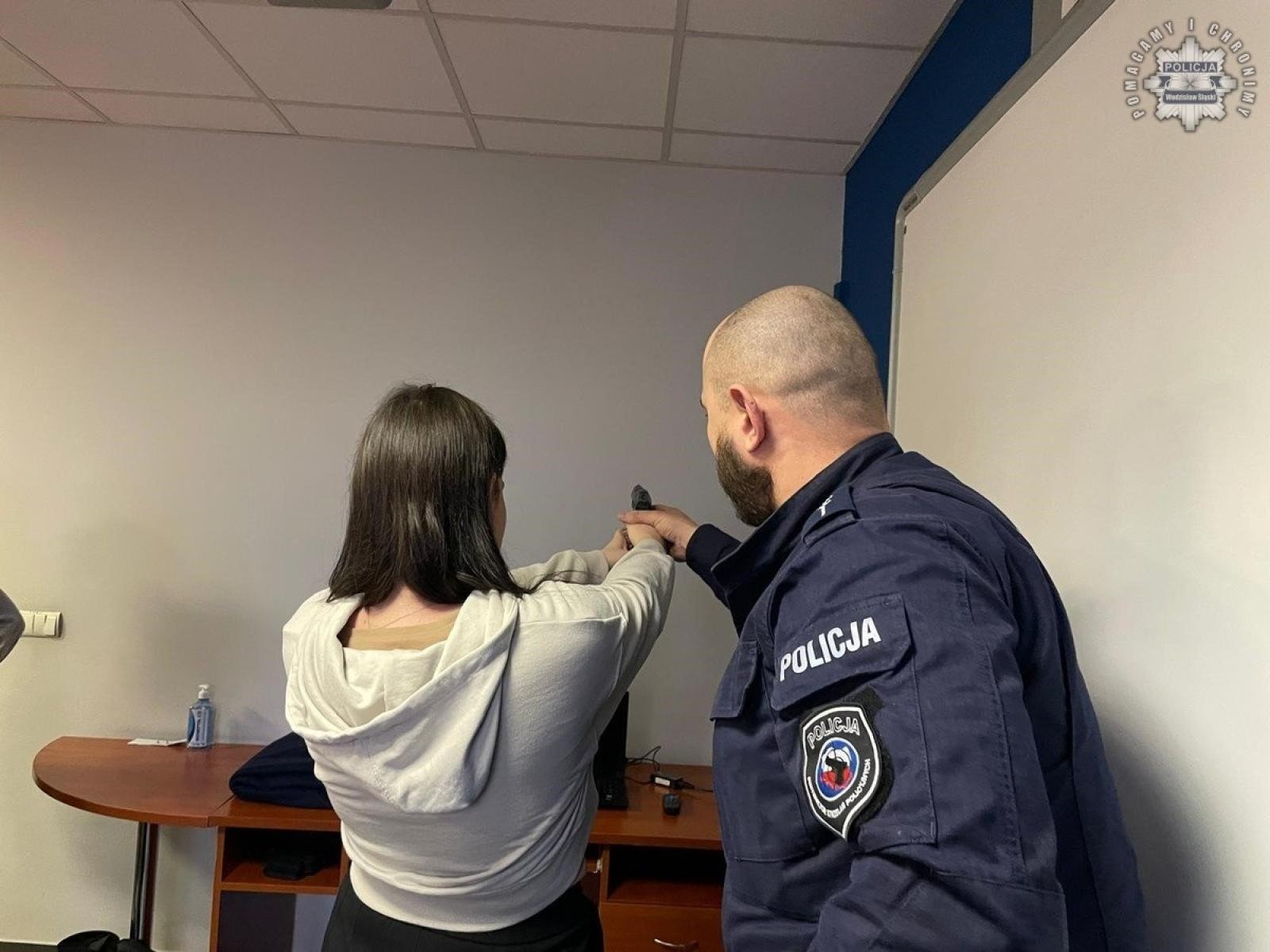 Zdjęcie w galerii na portalu naszwodzislaw.com: Studenci z Rybnika odwiedzili wodzisławską komendę policji wiadomości z regionu