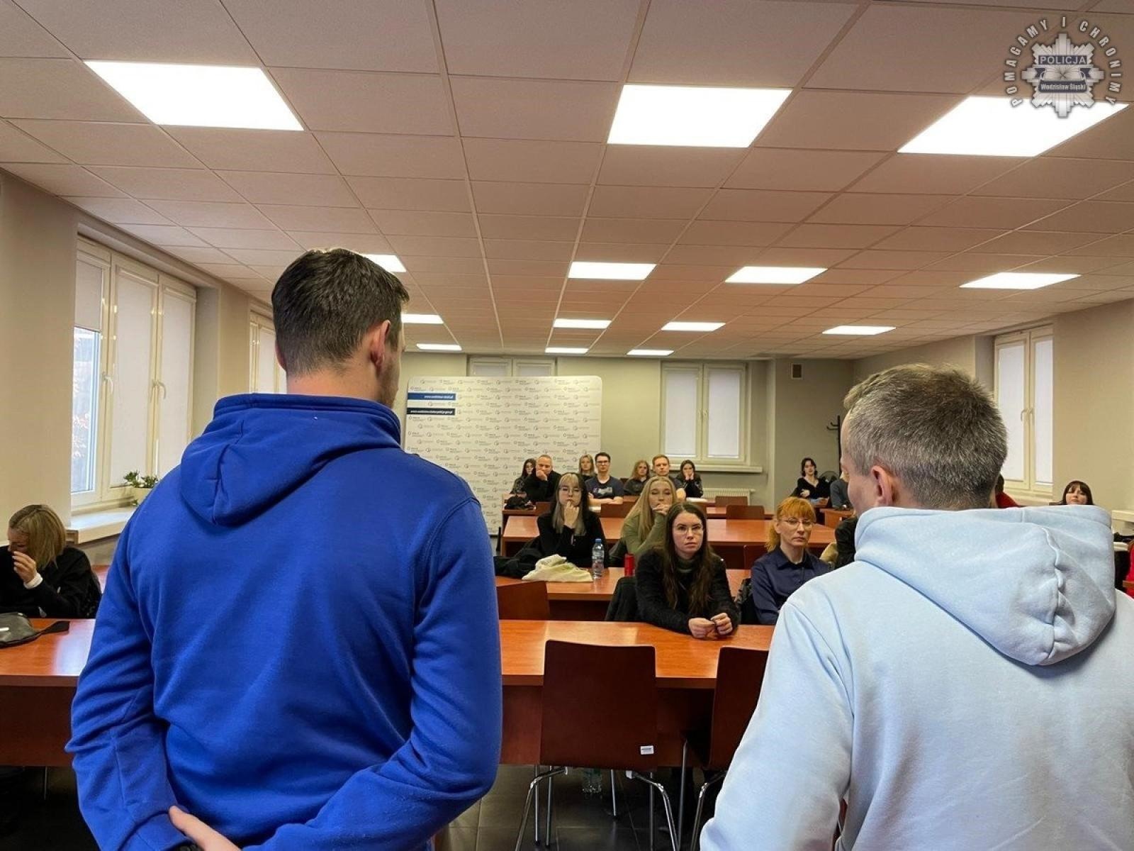 Zdjęcie w galerii na portalu naszwodzislaw.com: Studenci z Rybnika odwiedzili wodzisławską komendę policji wiadomości z regionu