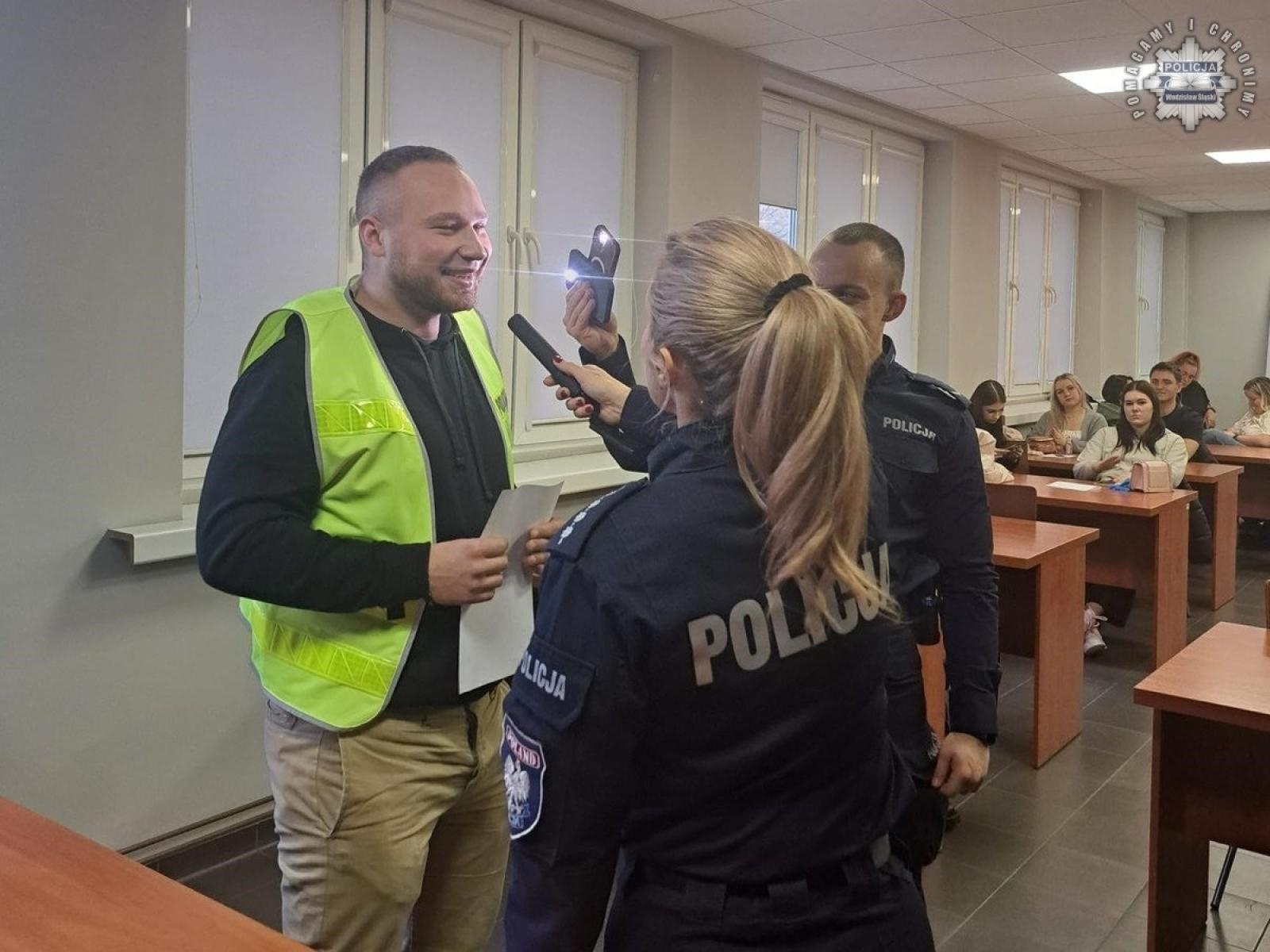 Zdjęcie w galerii na portalu naszwodzislaw.com: Studenci z Rybnika odwiedzili wodzisławską komendę policji wiadomości z regionu