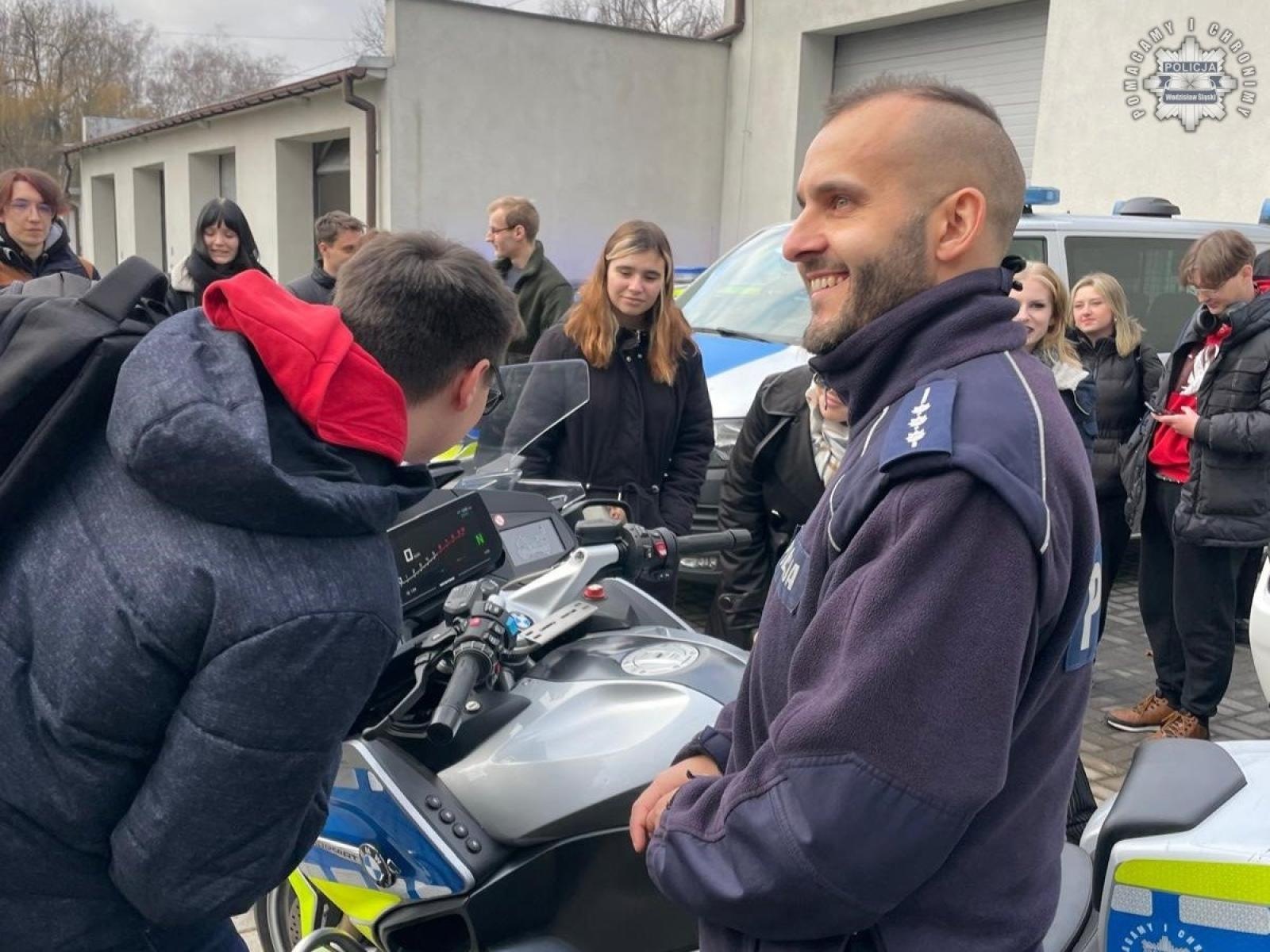 Zdjęcie w galerii na portalu naszwodzislaw.com: Studenci z Rybnika odwiedzili wodzisławską komendę policji wiadomości z regionu