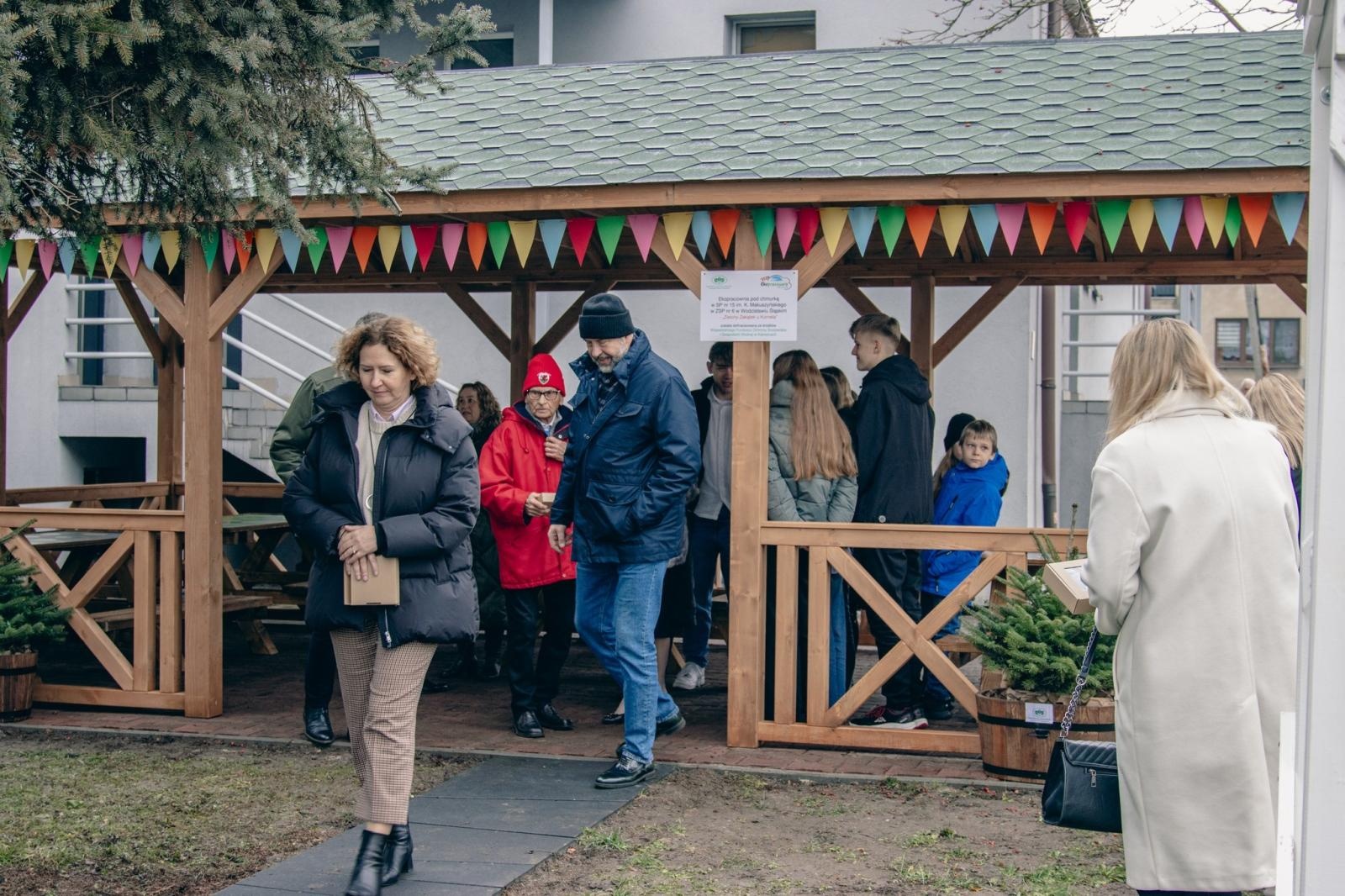 Zdjęcie w galerii na portalu naszwodzislaw.com: Ekopracownia pod chmurką w SP 15 otwarta [FOTO] wiadomości z regionu
