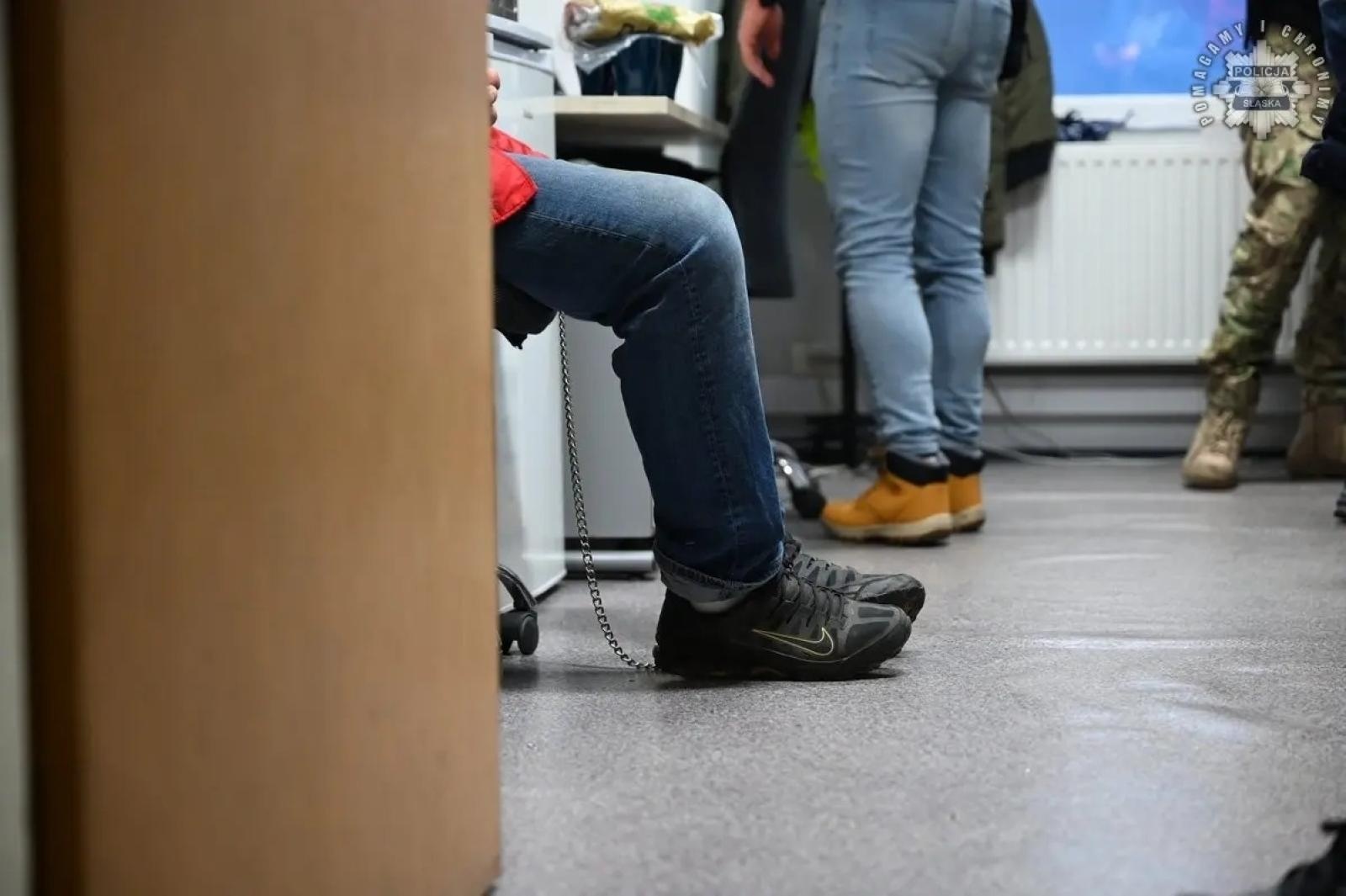 Zdjęcie w galerii na portalu naszwodzislaw.com: Śląska policja zatrzymała kolejną grupę pseudokibiców gangsterów wiadomości z regionu