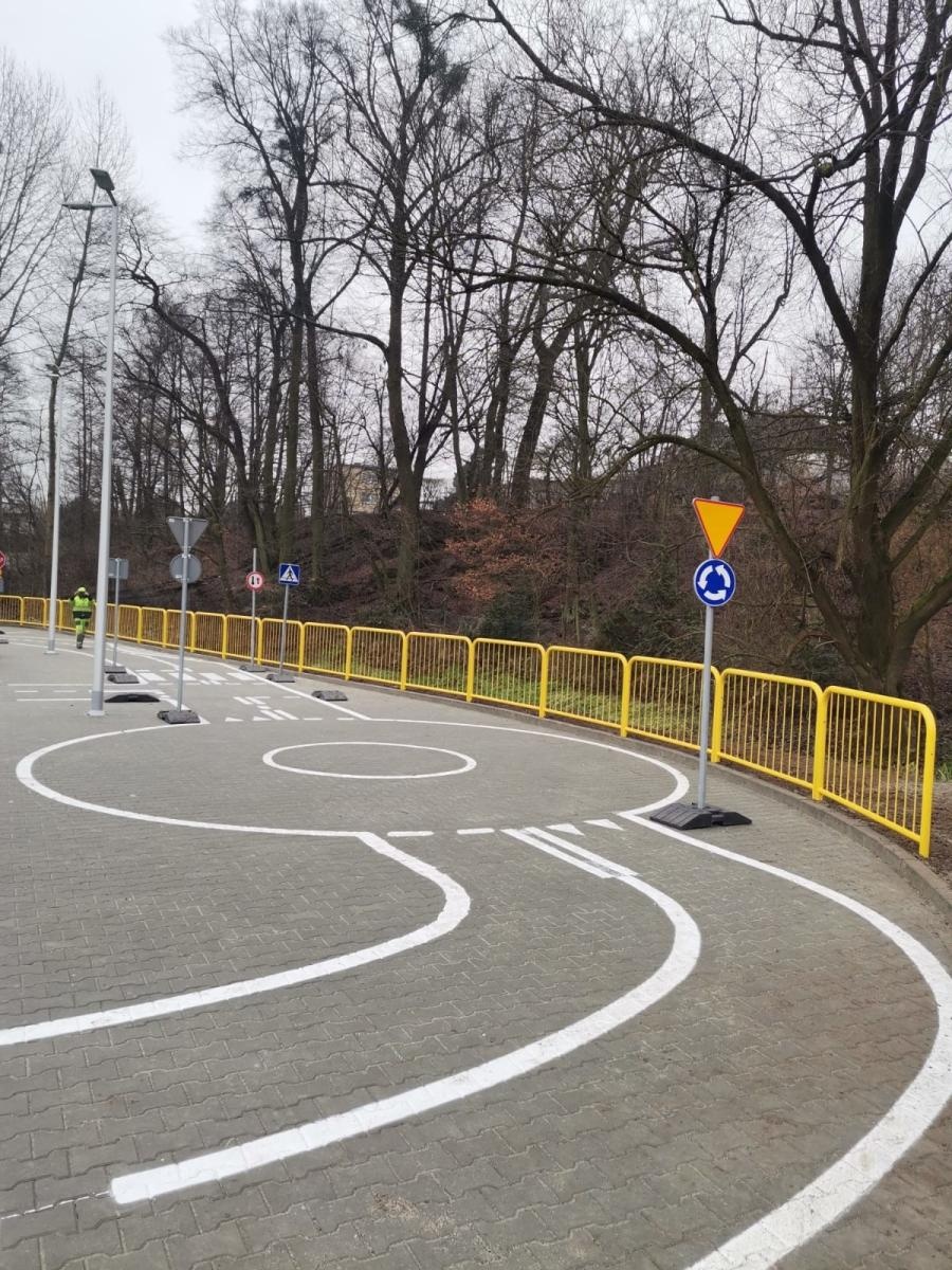 Zdjęcie w galerii na portalu naszwodzislaw.com: Zmiany na Owocowej. Jest plac manewrowy dla rowerzystów wiadomości z regionu