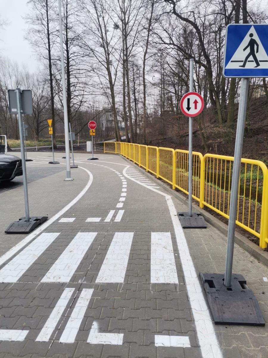 Zdjęcie w galerii na portalu naszwodzislaw.com: Zmiany na Owocowej. Jest plac manewrowy dla rowerzystów wiadomości z regionu
