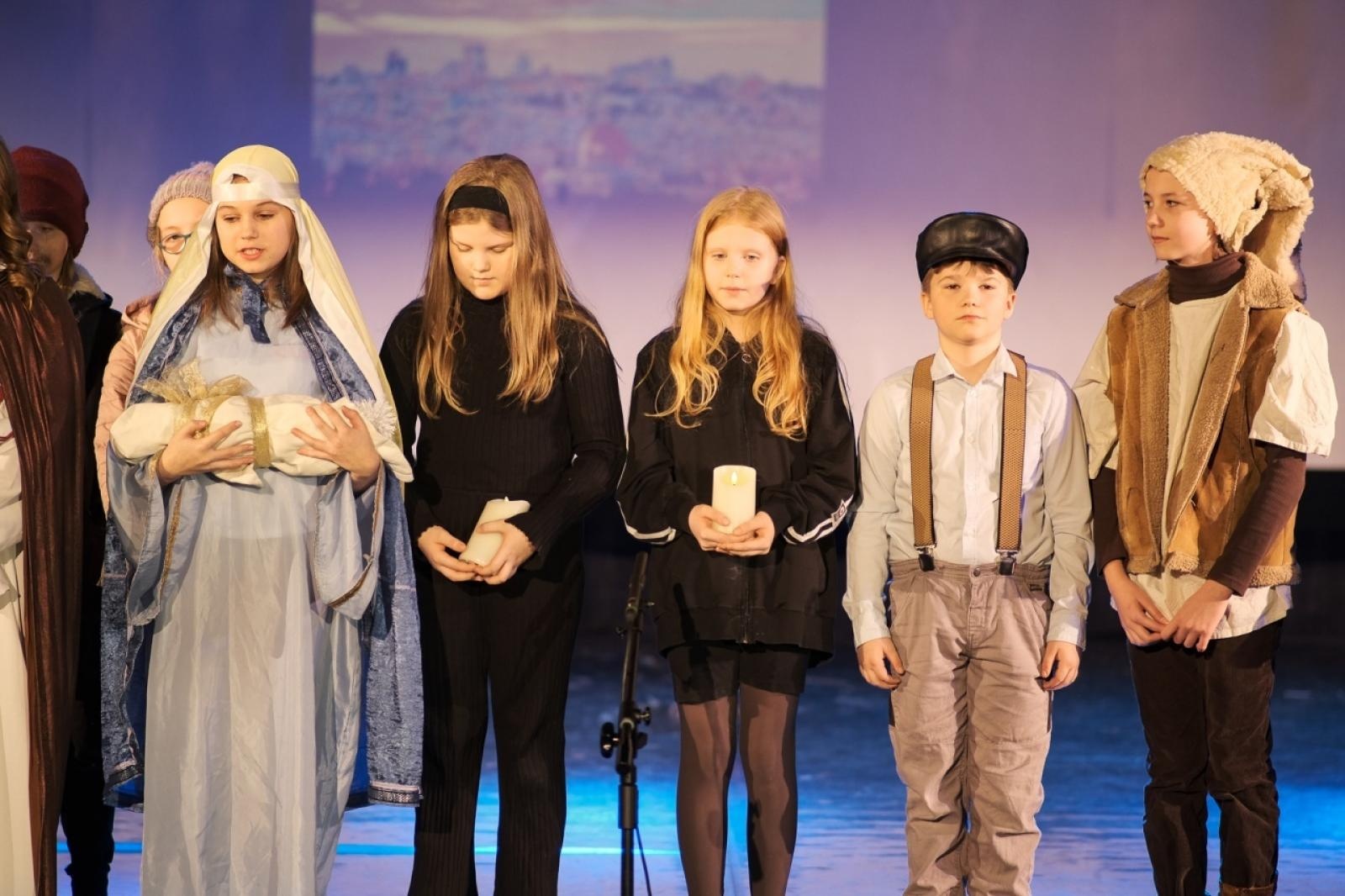 Zdjęcie w galerii na portalu naszwodzislaw.com: Świąteczne Festiwale Kolęd i Jasełek w WCK wiadomości z regionu