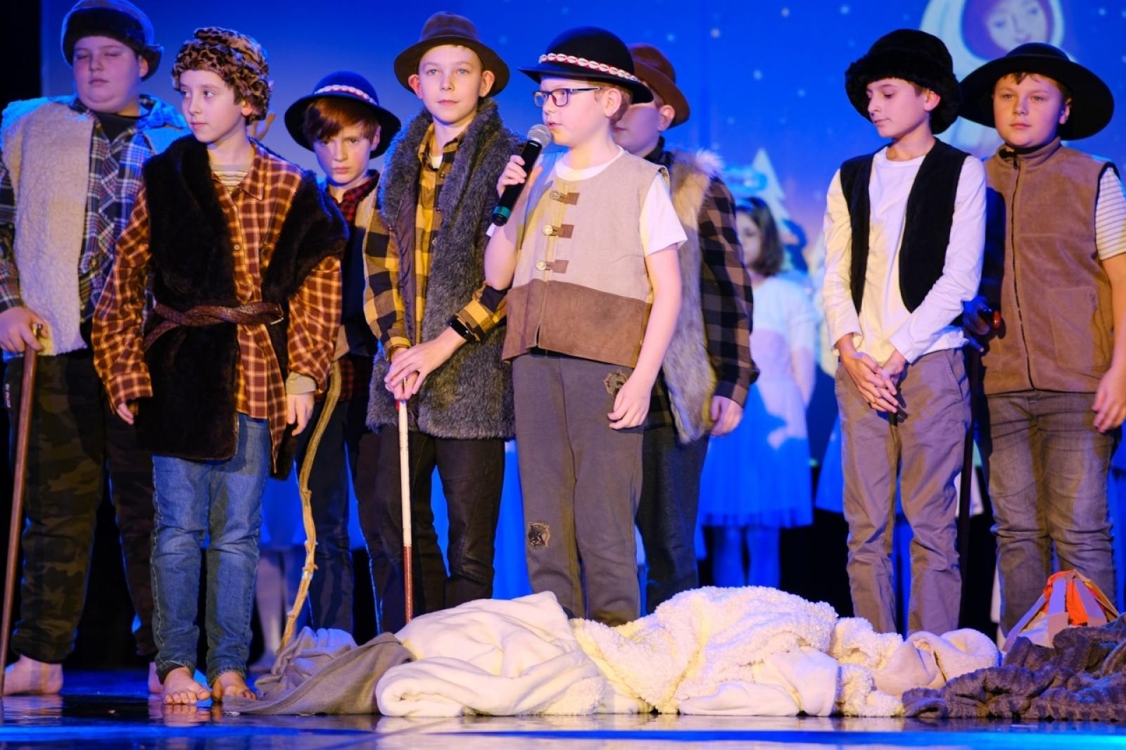 Zdjęcie w galerii na portalu naszwodzislaw.com: Świąteczne Festiwale Kolęd i Jasełek w WCK wiadomości z regionu