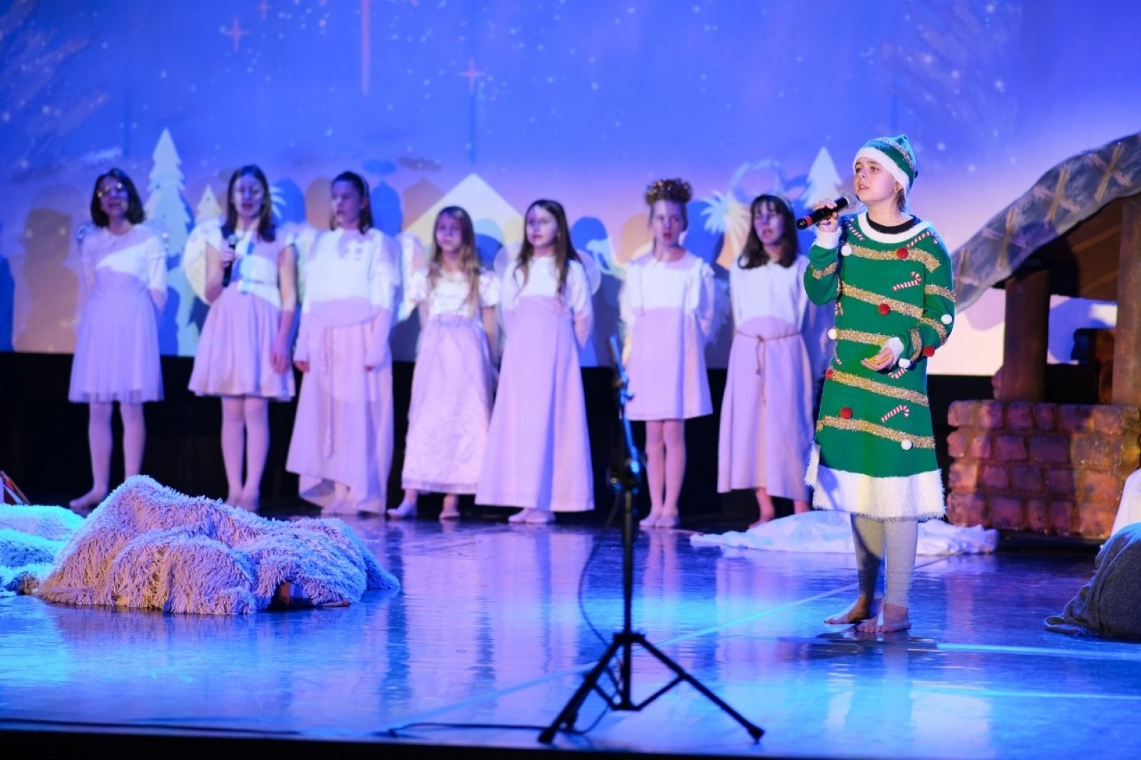 Zdjęcie w galerii na portalu naszwodzislaw.com: Świąteczne Festiwale Kolęd i Jasełek w WCK wiadomości z regionu