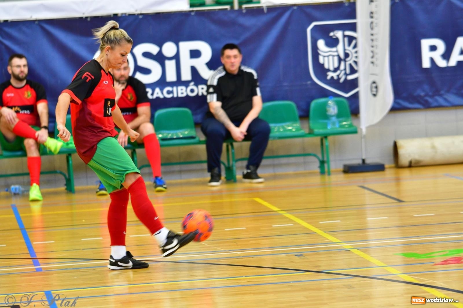 Zdjęcie w galerii na portalu naszwodzislaw.com: Rodzice młodych piłkarzy rywalizowali w hali OSiR Racibórz [FOTO] wiadomości z regionu
