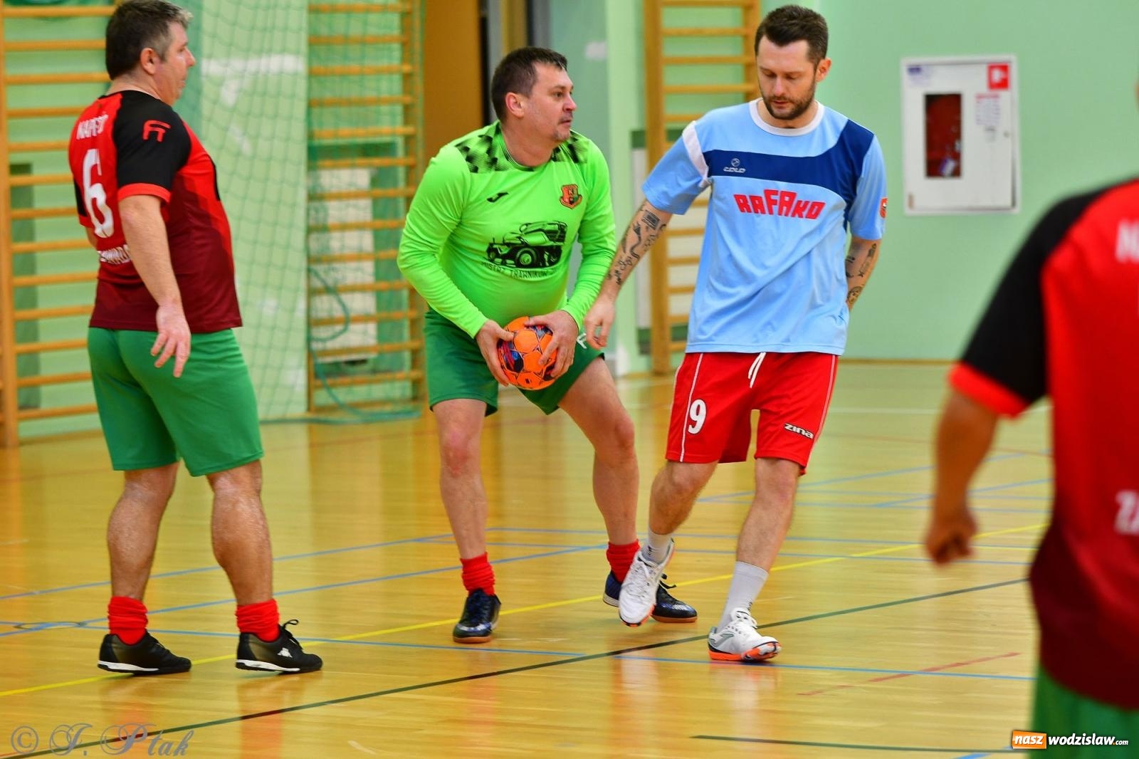 Zdjęcie w galerii na portalu naszwodzislaw.com: Rodzice młodych piłkarzy rywalizowali w hali OSiR Racibórz [FOTO] wiadomości z regionu