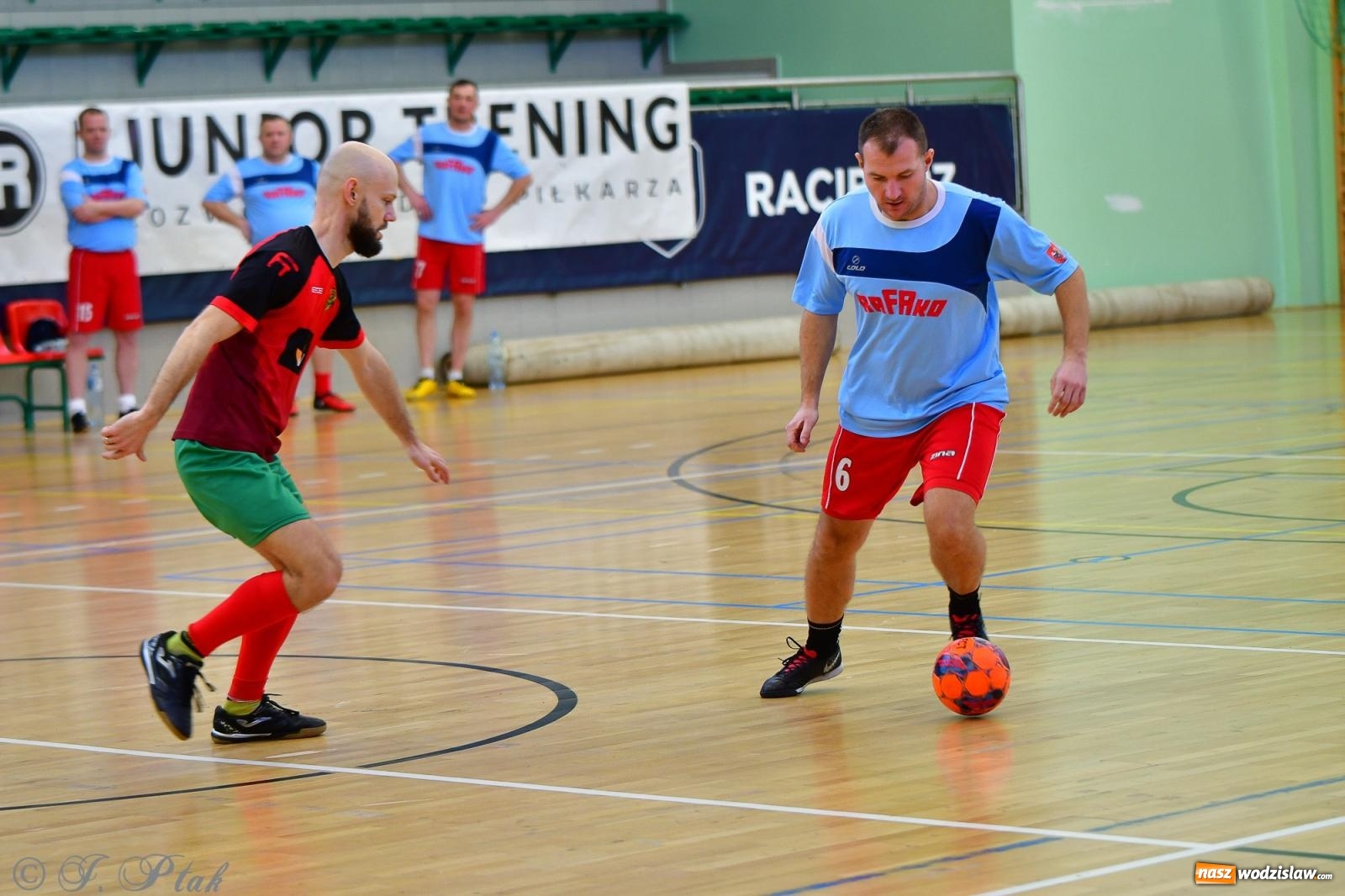 Zdjęcie w galerii na portalu naszwodzislaw.com: Rodzice młodych piłkarzy rywalizowali w hali OSiR Racibórz [FOTO] wiadomości z regionu