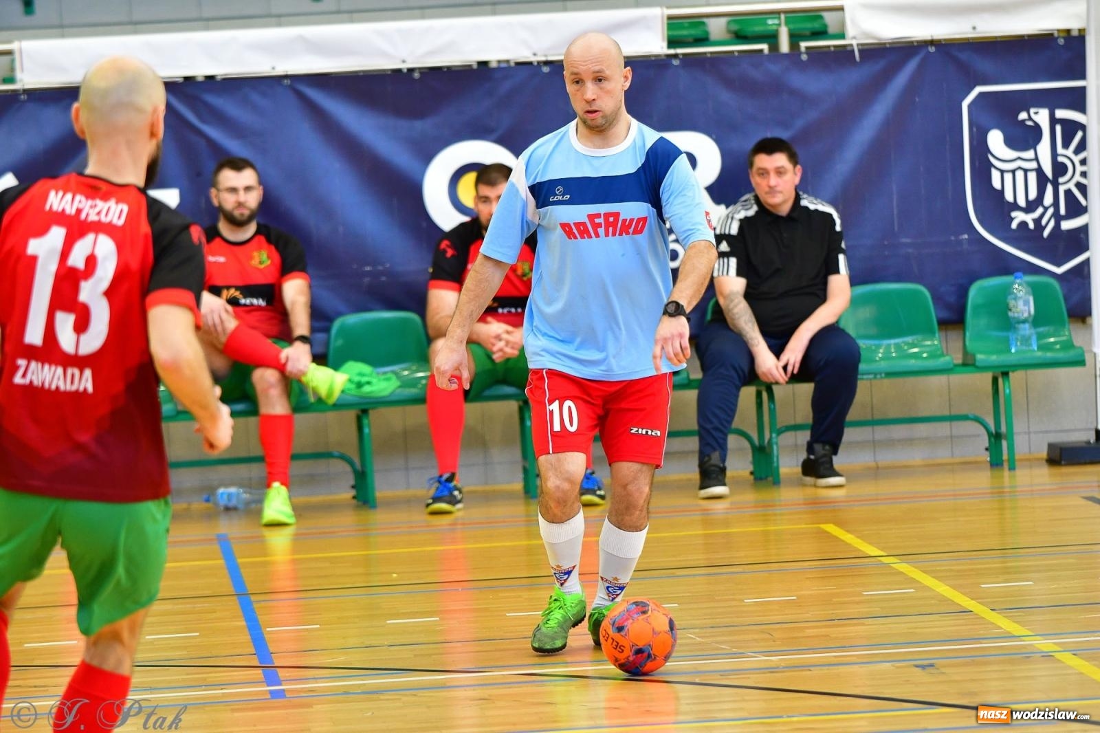 Zdjęcie w galerii na portalu naszwodzislaw.com: Rodzice młodych piłkarzy rywalizowali w hali OSiR Racibórz [FOTO] wiadomości z regionu