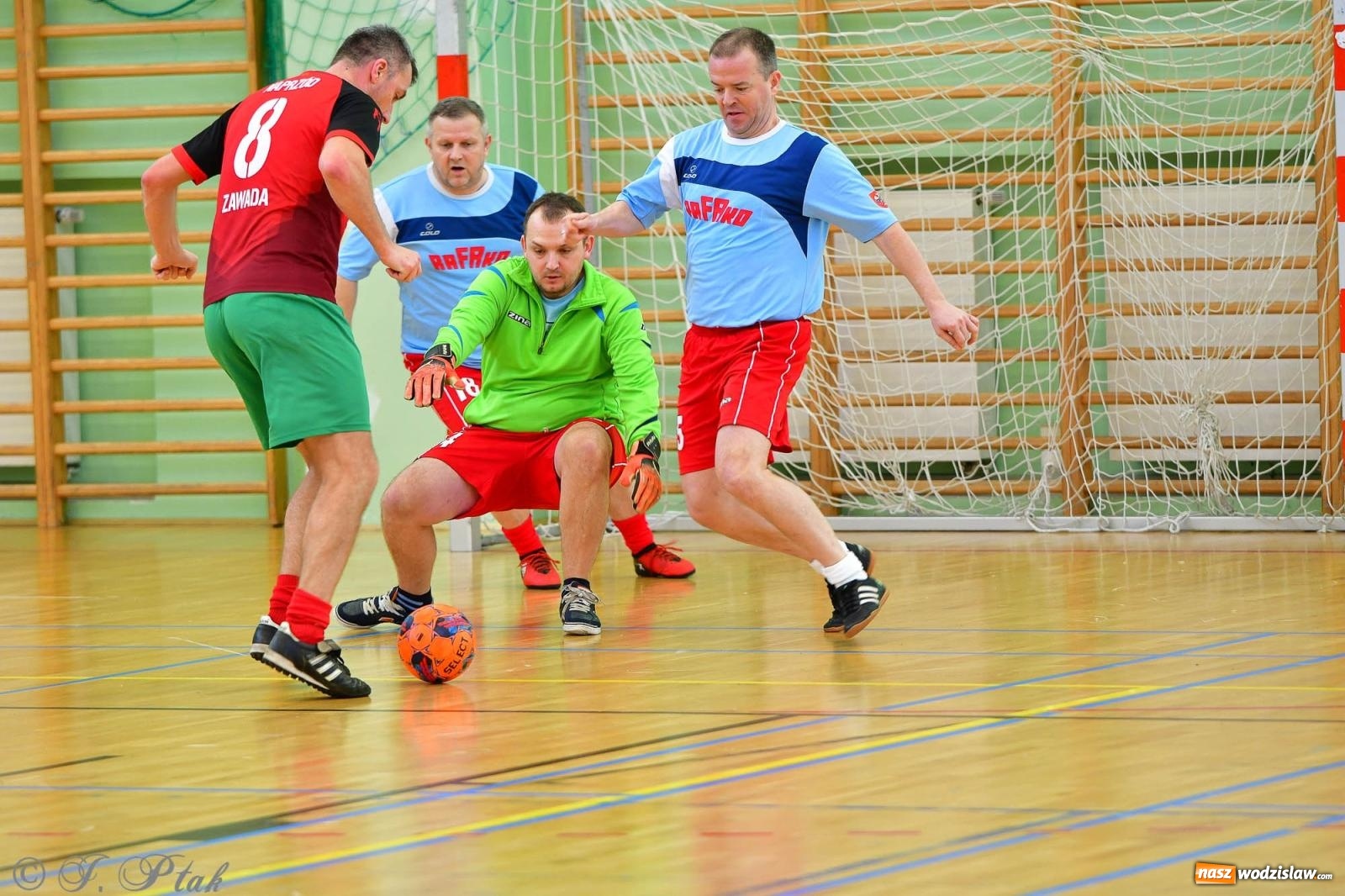 Zdjęcie w galerii na portalu naszwodzislaw.com: Rodzice młodych piłkarzy rywalizowali w hali OSiR Racibórz [FOTO] wiadomości z regionu