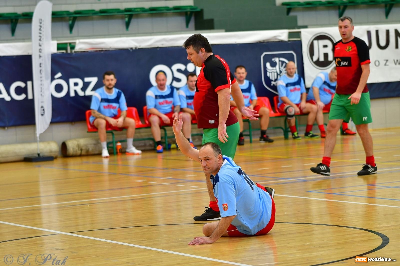 Zdjęcie w galerii na portalu naszwodzislaw.com: Rodzice młodych piłkarzy rywalizowali w hali OSiR Racibórz [FOTO] wiadomości z regionu