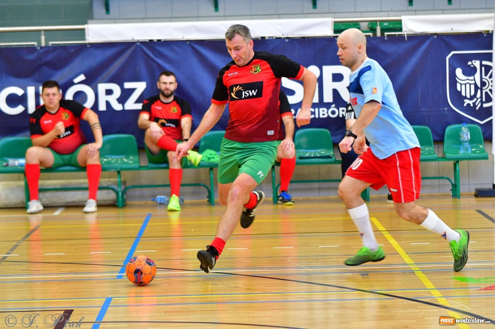 Zdjęcie w galerii na portalu naszwodzislaw.com: Rodzice młodych piłkarzy rywalizowali w hali OSiR Racibórz [FOTO] wiadomości z regionu