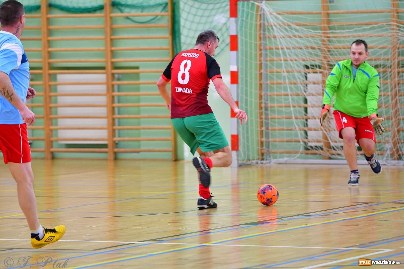 Zdjęcie w galerii na portalu naszwodzislaw.com: Rodzice młodych piłkarzy rywalizowali w hali OSiR Racibórz [FOTO] wiadomości z regionu