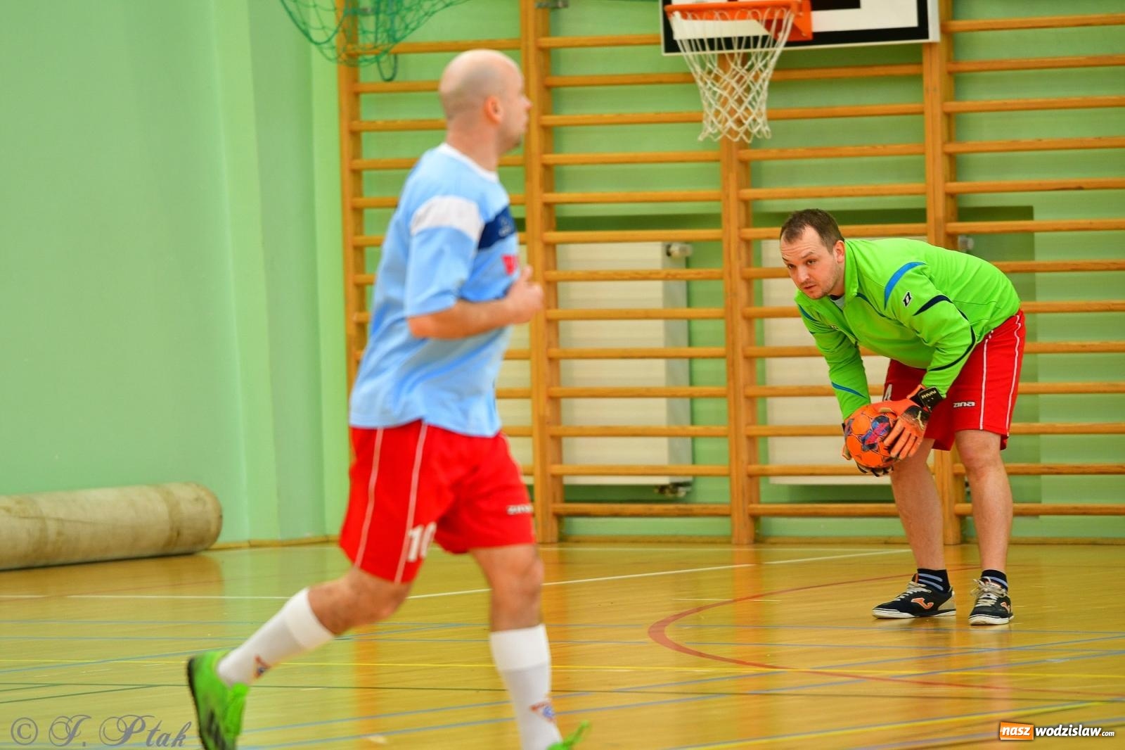 Zdjęcie w galerii na portalu naszwodzislaw.com: Rodzice młodych piłkarzy rywalizowali w hali OSiR Racibórz [FOTO] wiadomości z regionu