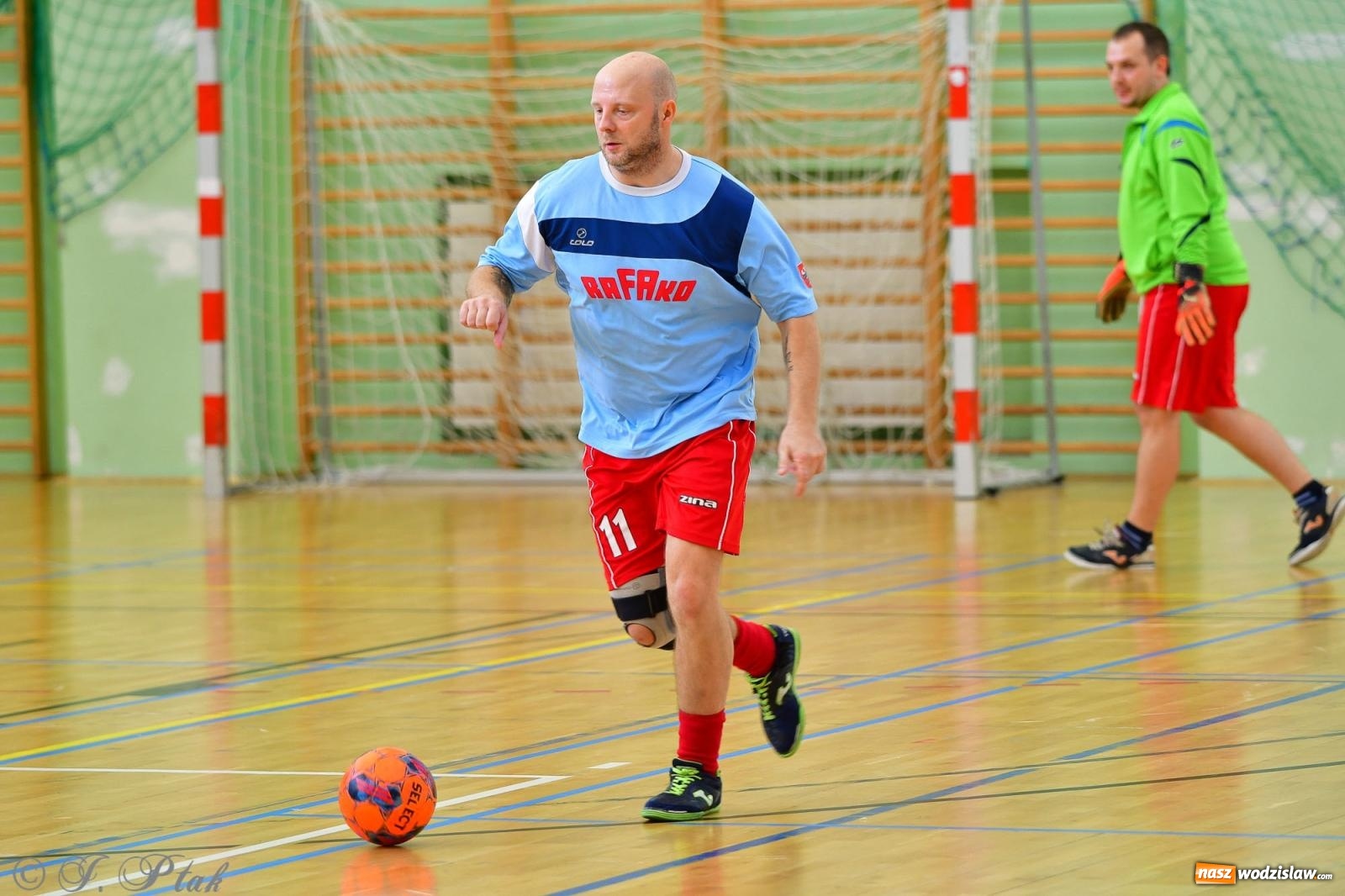 Zdjęcie w galerii na portalu naszwodzislaw.com: Rodzice młodych piłkarzy rywalizowali w hali OSiR Racibórz [FOTO] wiadomości z regionu