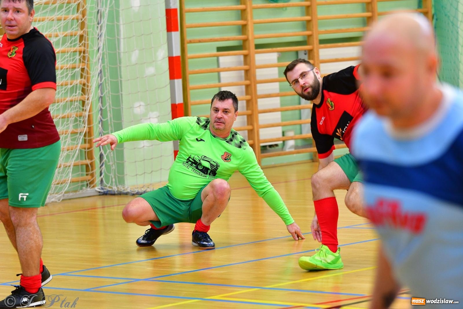 Zdjęcie w galerii na portalu naszwodzislaw.com: Rodzice młodych piłkarzy rywalizowali w hali OSiR Racibórz [FOTO] wiadomości z regionu