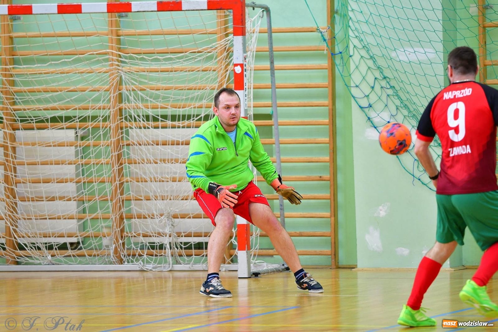 Zdjęcie w galerii na portalu naszwodzislaw.com: Rodzice młodych piłkarzy rywalizowali w hali OSiR Racibórz [FOTO] wiadomości z regionu