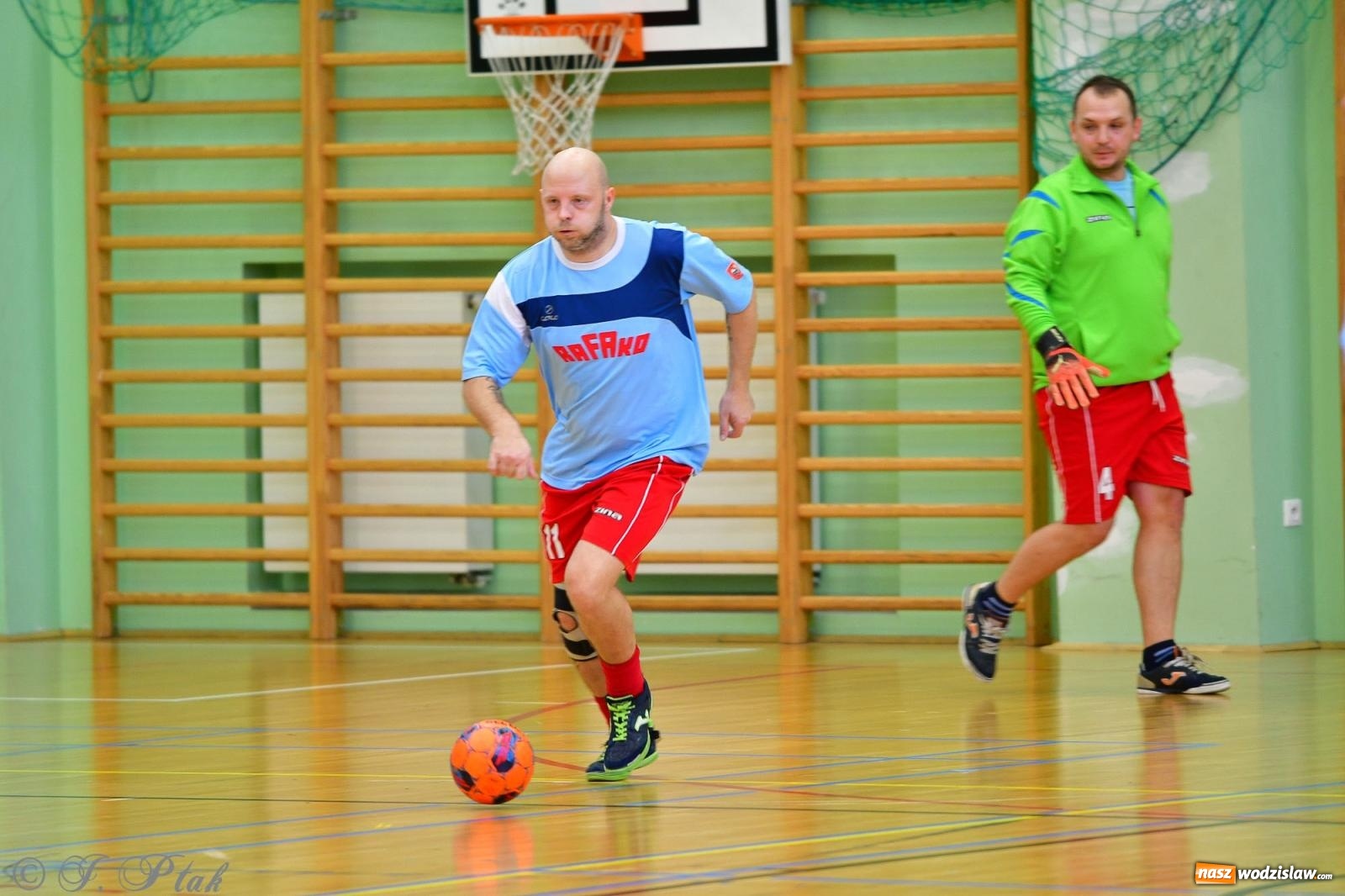 Zdjęcie w galerii na portalu naszwodzislaw.com: Rodzice młodych piłkarzy rywalizowali w hali OSiR Racibórz [FOTO] wiadomości z regionu