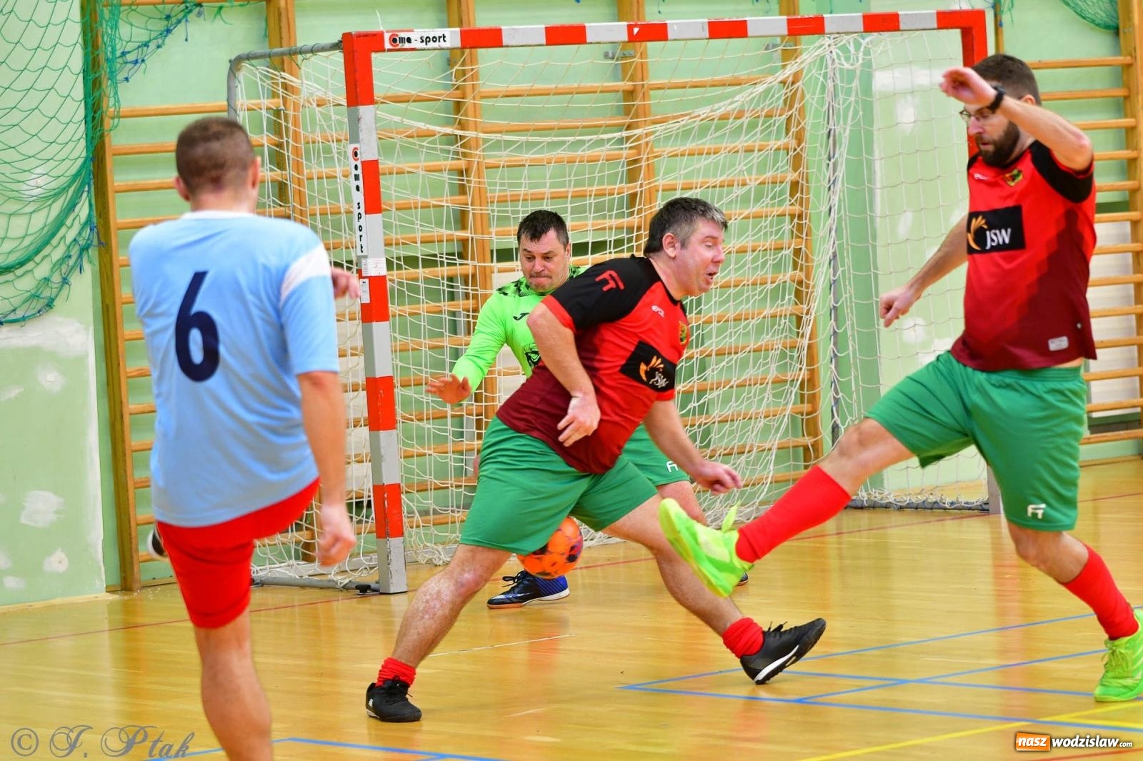 Zdjęcie w galerii na portalu naszwodzislaw.com: Rodzice młodych piłkarzy rywalizowali w hali OSiR Racibórz [FOTO] wiadomości z regionu