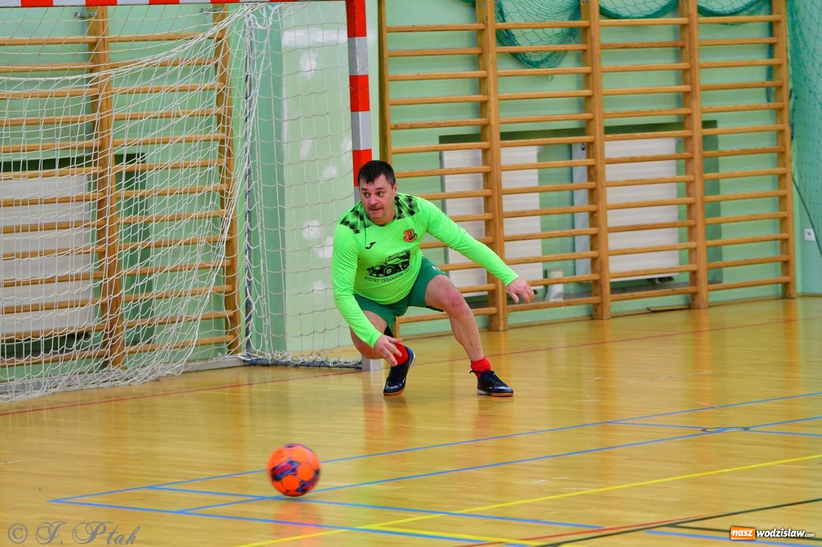 Zdjęcie w galerii na portalu naszwodzislaw.com: Rodzice młodych piłkarzy rywalizowali w hali OSiR Racibórz [FOTO] wiadomości z regionu