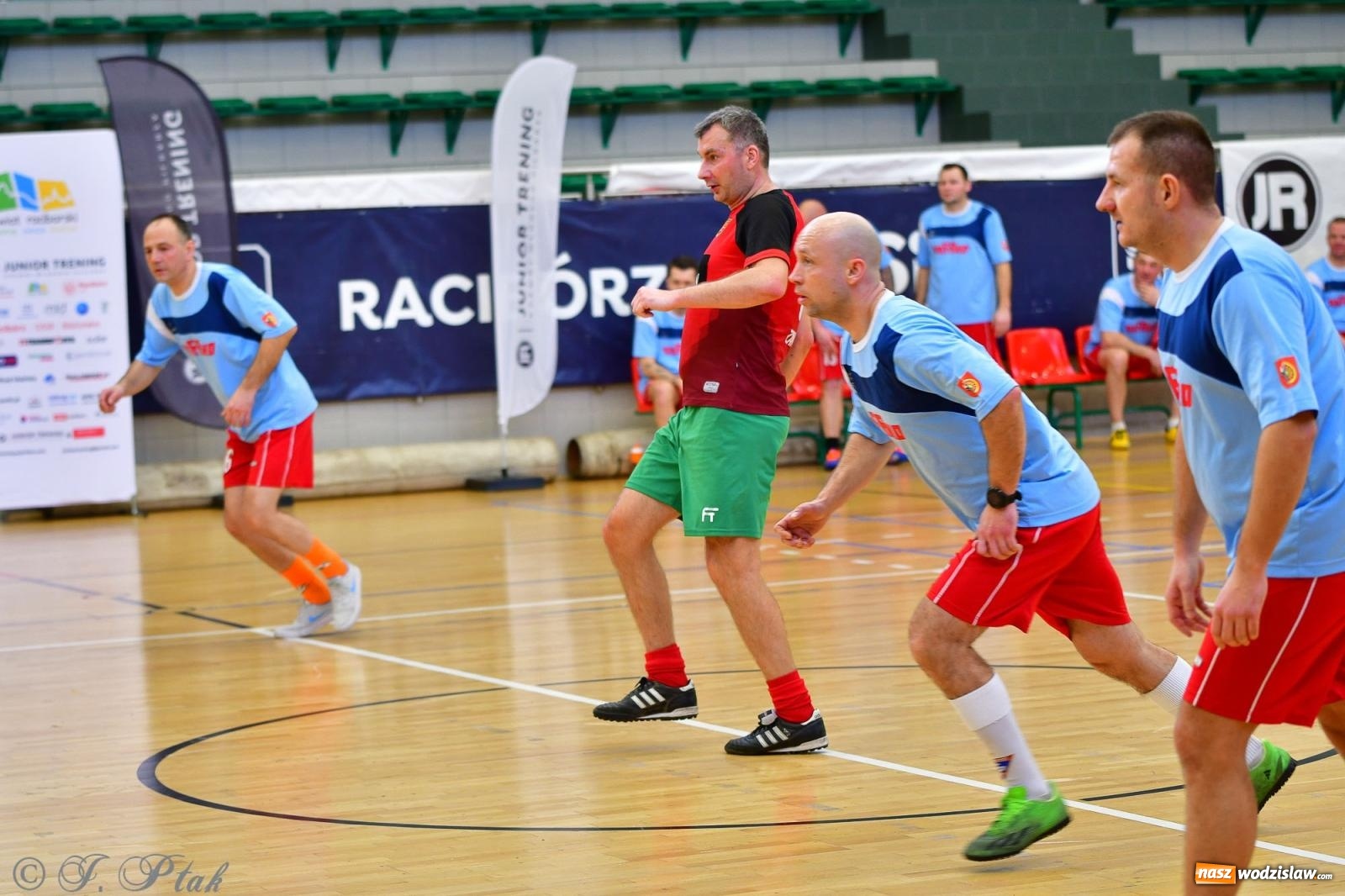 Zdjęcie w galerii na portalu naszwodzislaw.com: Rodzice młodych piłkarzy rywalizowali w hali OSiR Racibórz [FOTO] wiadomości z regionu