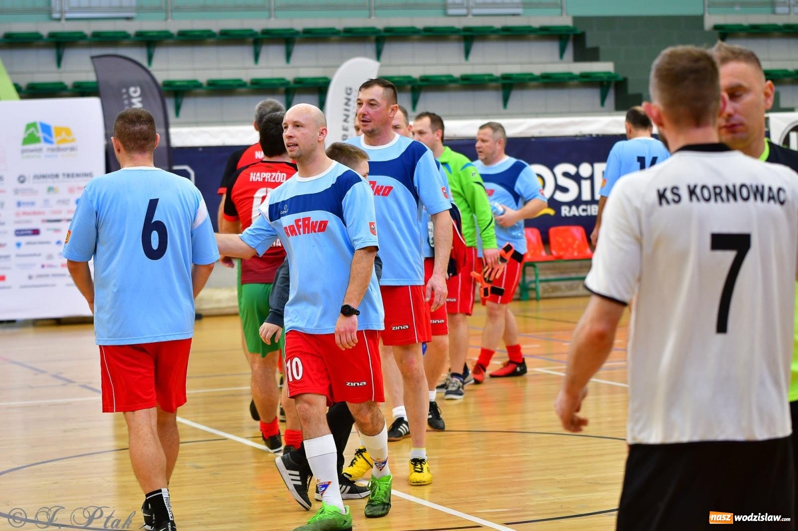 Zdjęcie w galerii na portalu naszwodzislaw.com: Rodzice młodych piłkarzy rywalizowali w hali OSiR Racibórz [FOTO] wiadomości z regionu