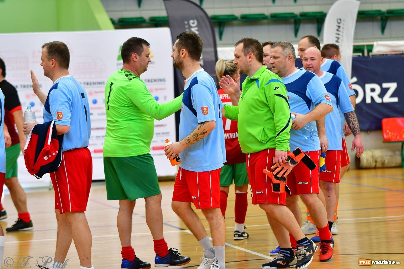 Zdjęcie w galerii na portalu naszwodzislaw.com: Rodzice młodych piłkarzy rywalizowali w hali OSiR Racibórz [FOTO] wiadomości z regionu