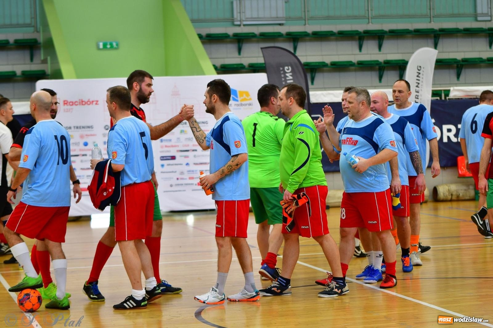 Zdjęcie w galerii na portalu naszwodzislaw.com: Rodzice młodych piłkarzy rywalizowali w hali OSiR Racibórz [FOTO] wiadomości z regionu