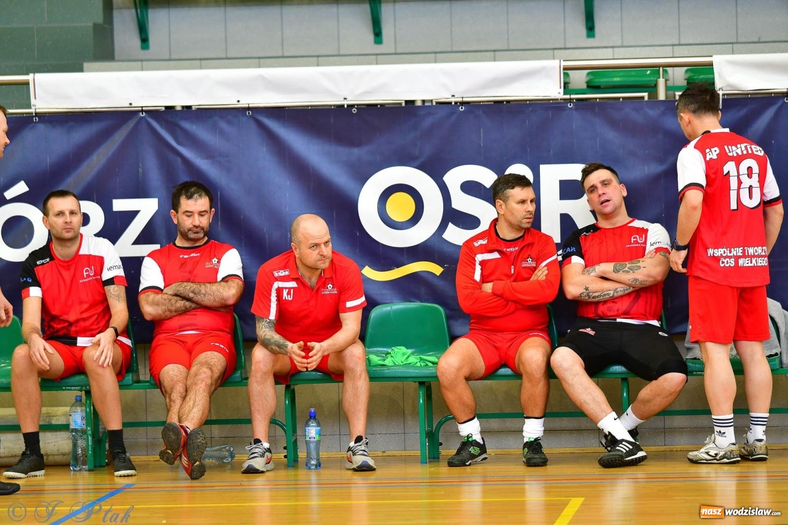 Zdjęcie w galerii na portalu naszwodzislaw.com: Rodzice młodych piłkarzy rywalizowali w hali OSiR Racibórz [FOTO] wiadomości z regionu