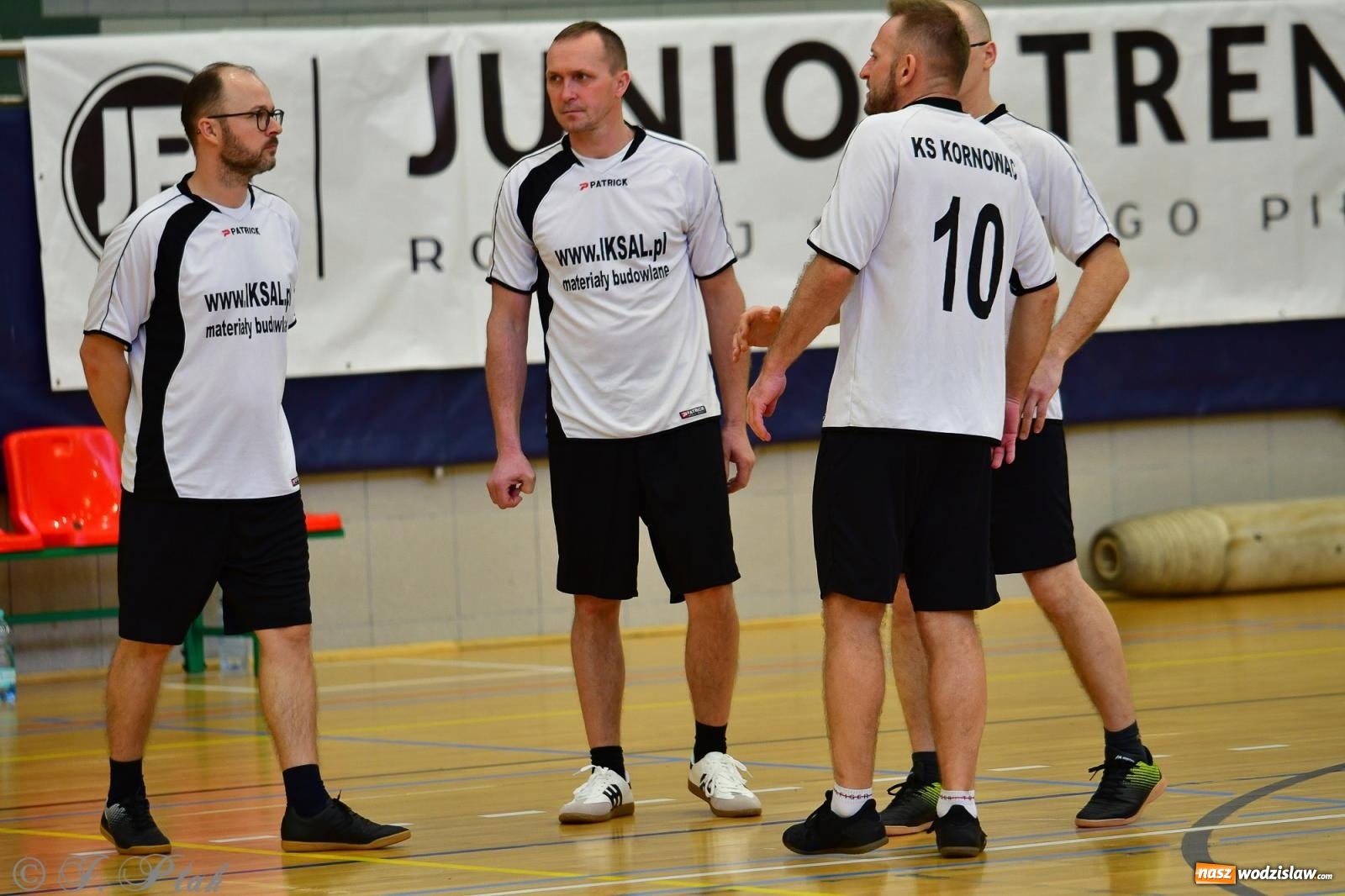 Zdjęcie w galerii na portalu naszwodzislaw.com: Rodzice młodych piłkarzy rywalizowali w hali OSiR Racibórz [FOTO] wiadomości z regionu