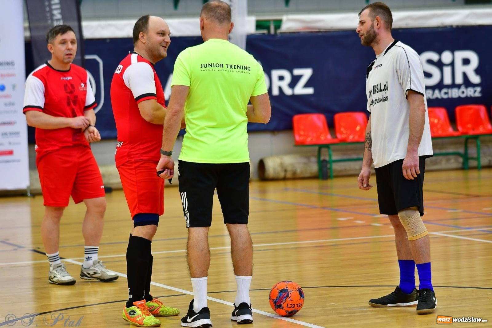 Zdjęcie w galerii na portalu naszwodzislaw.com: Rodzice młodych piłkarzy rywalizowali w hali OSiR Racibórz [FOTO] wiadomości z regionu