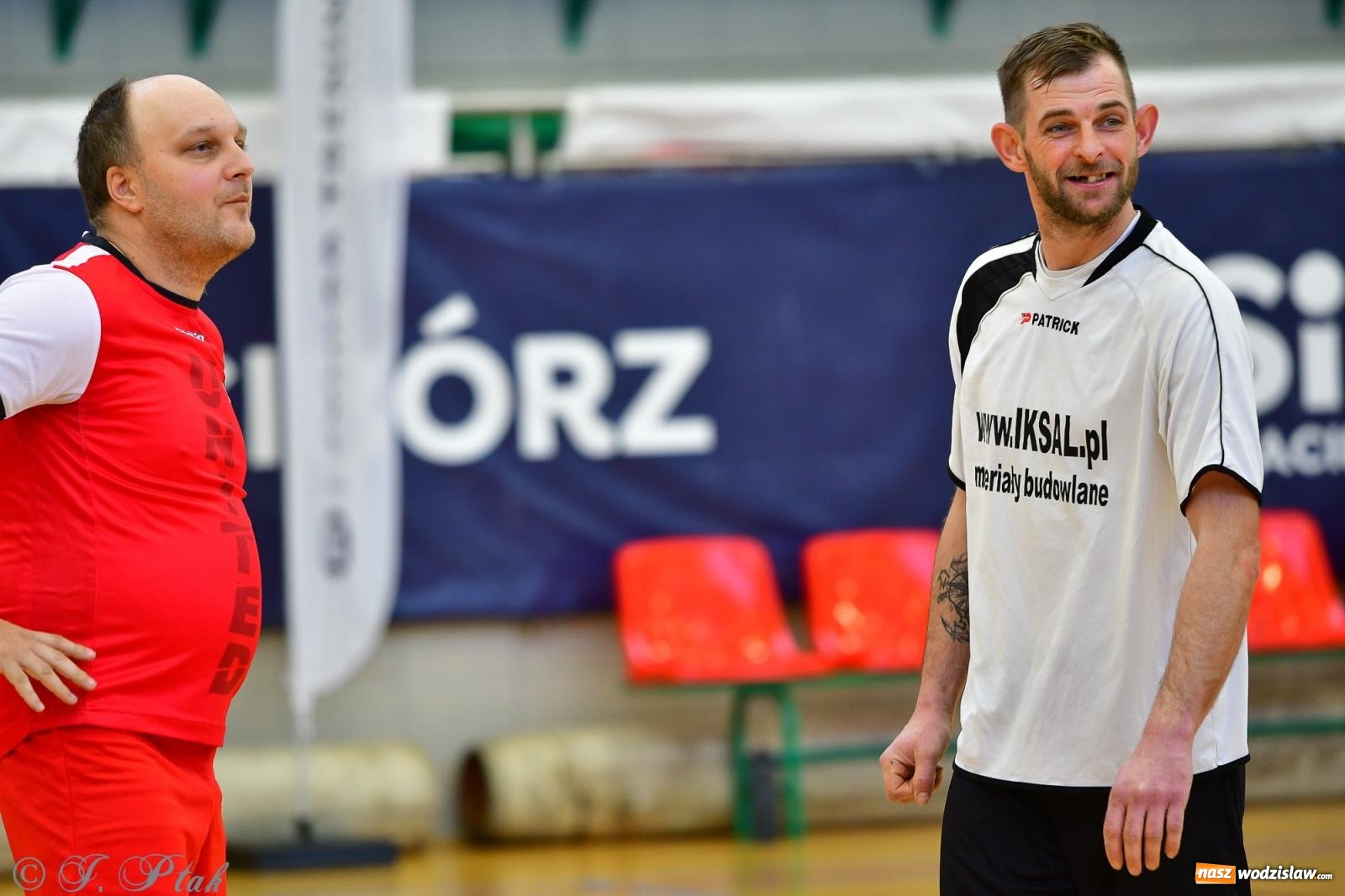 Zdjęcie w galerii na portalu naszwodzislaw.com: Rodzice młodych piłkarzy rywalizowali w hali OSiR Racibórz [FOTO] wiadomości z regionu