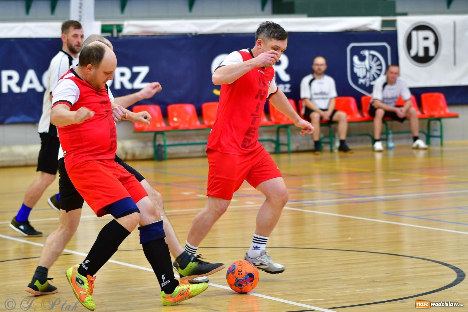 Zdjęcie w galerii na portalu naszwodzislaw.com: Rodzice młodych piłkarzy rywalizowali w hali OSiR Racibórz [FOTO] wiadomości z regionu