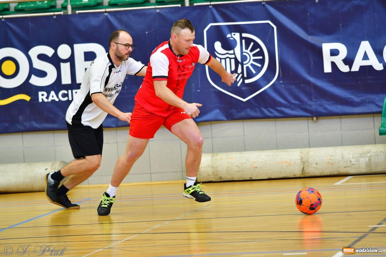 Zdjęcie w galerii na portalu naszwodzislaw.com: Rodzice młodych piłkarzy rywalizowali w hali OSiR Racibórz [FOTO] wiadomości z regionu