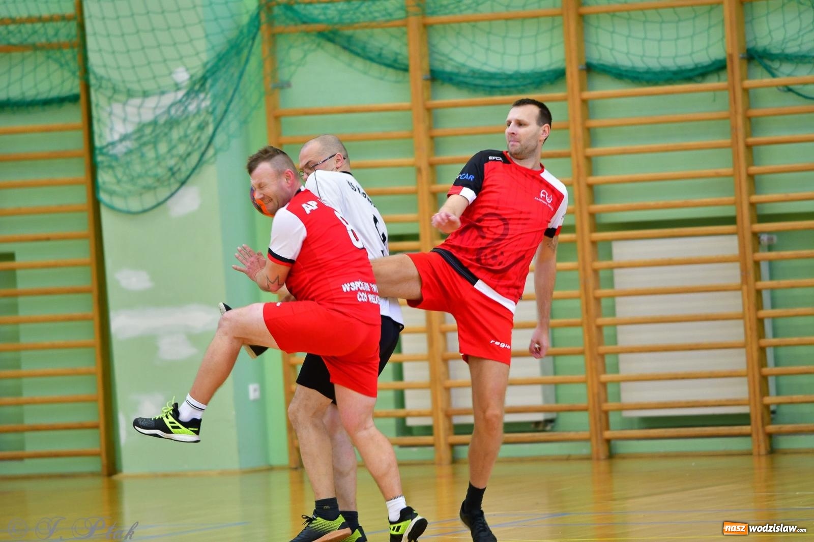 Zdjęcie w galerii na portalu naszwodzislaw.com: Rodzice młodych piłkarzy rywalizowali w hali OSiR Racibórz [FOTO] wiadomości z regionu