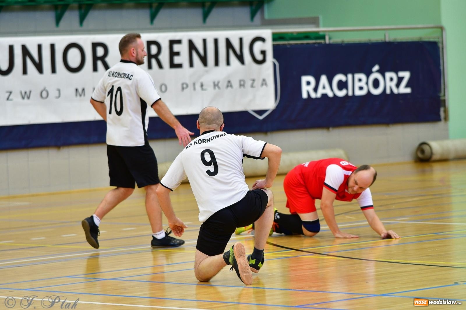 Zdjęcie w galerii na portalu naszwodzislaw.com: Rodzice młodych piłkarzy rywalizowali w hali OSiR Racibórz [FOTO] wiadomości z regionu